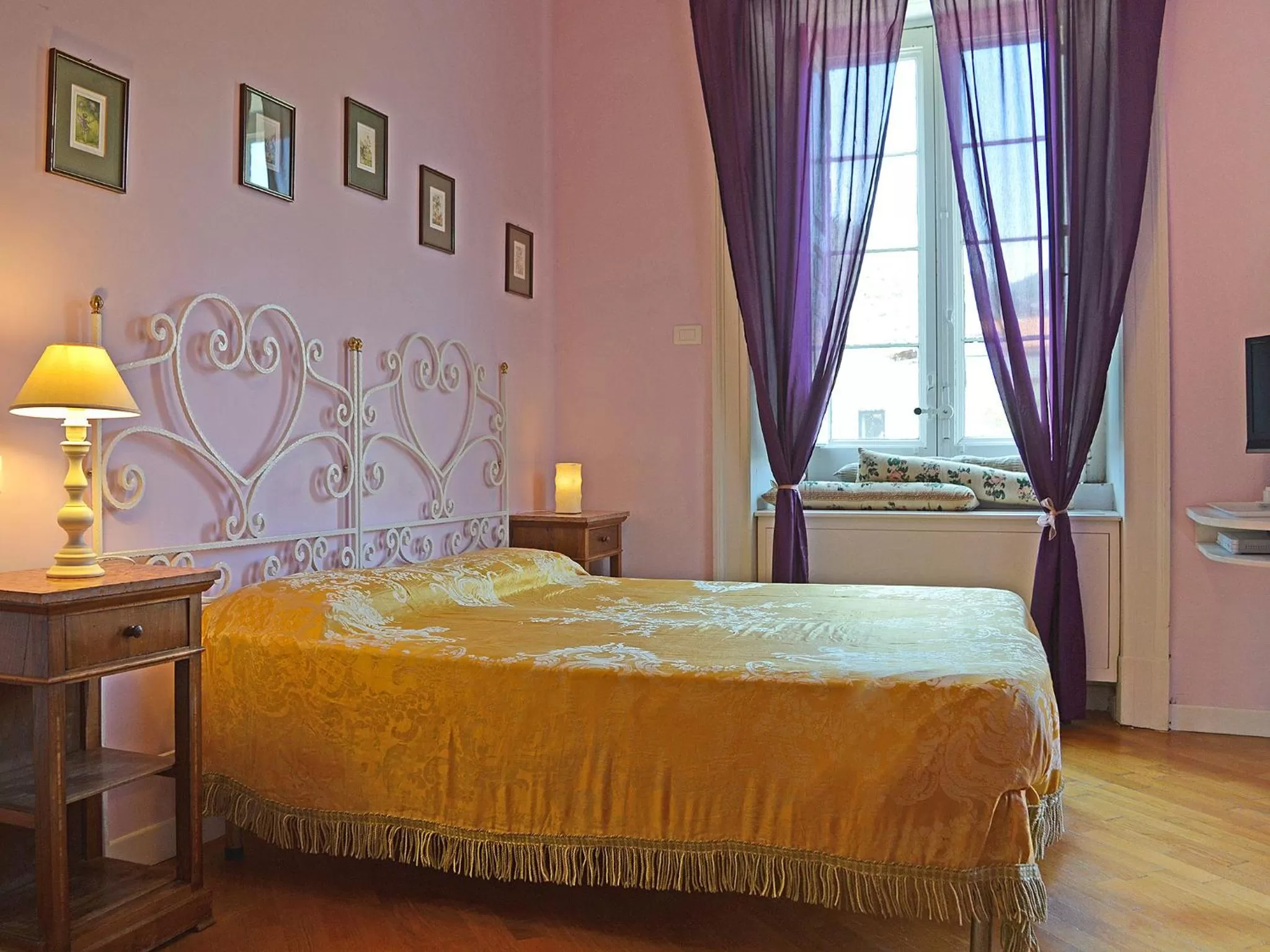 Bed in The Secret Garden Relais