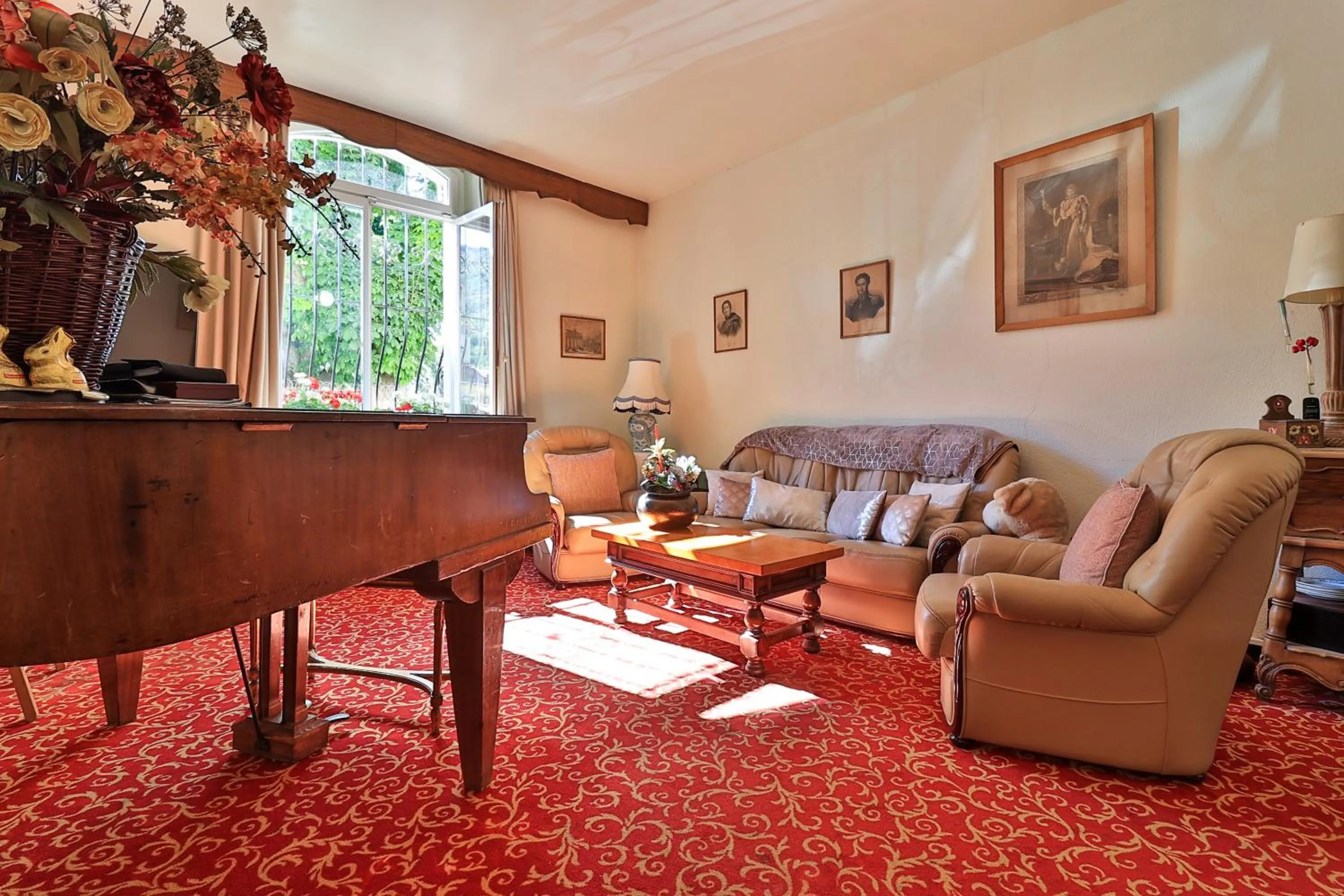 Communal lounge/ TV room in Logis Le Relais Imperial