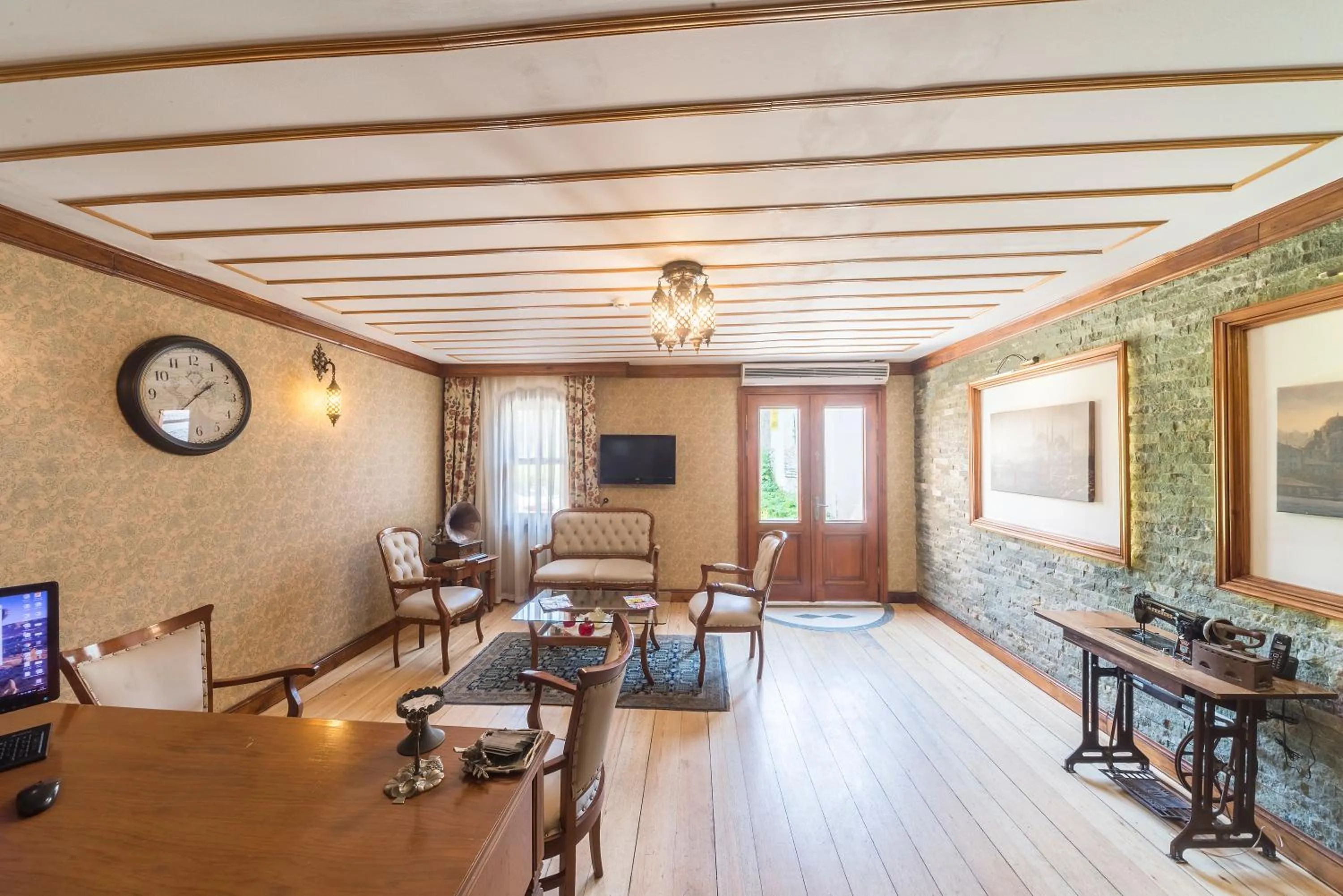 Nightclub / DJ in Lalinn Hotel