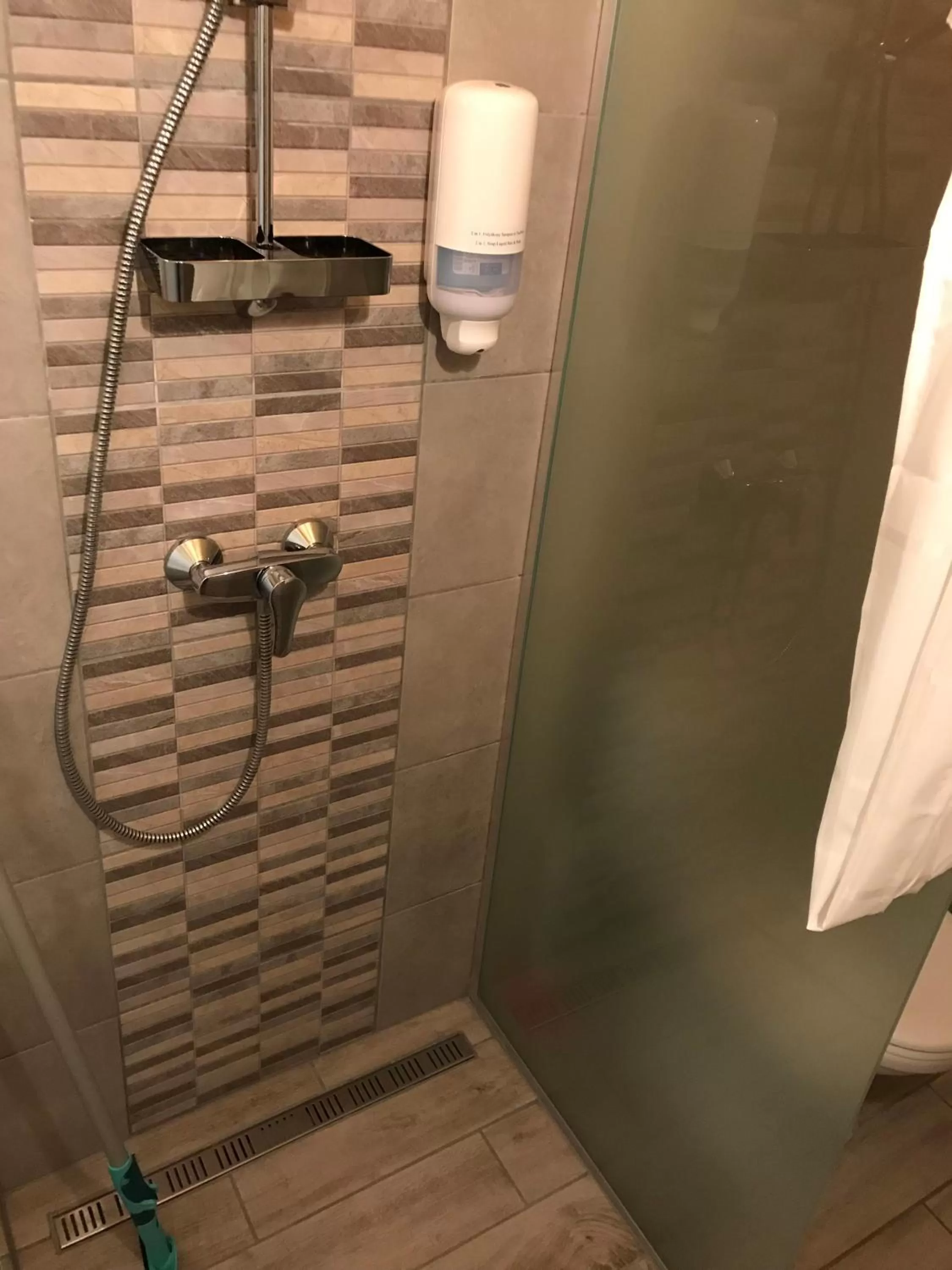 Shower in Zöldtető Panzió