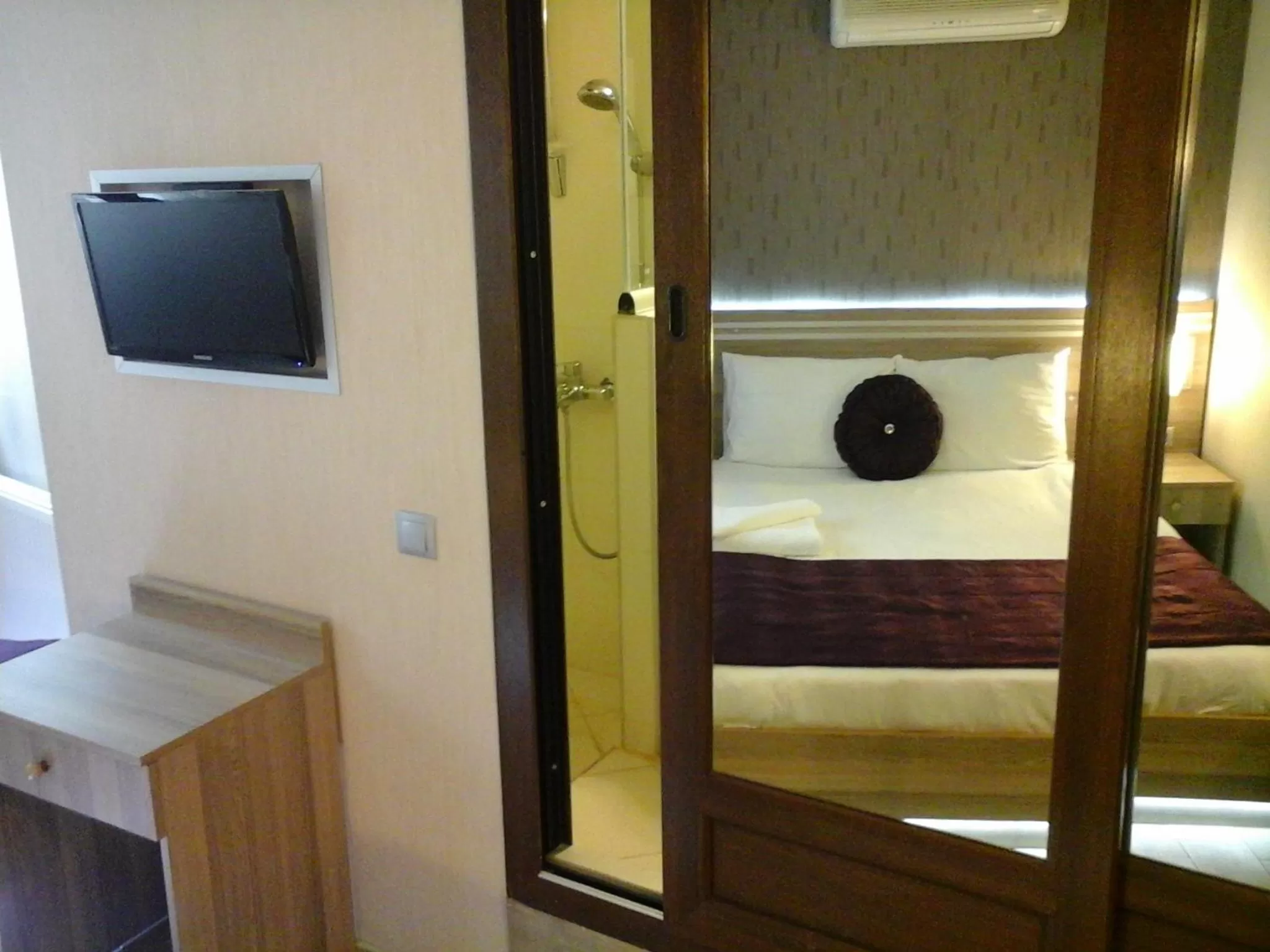 Photo of the whole room, Bed in Olimpiyat Hotel Izmir