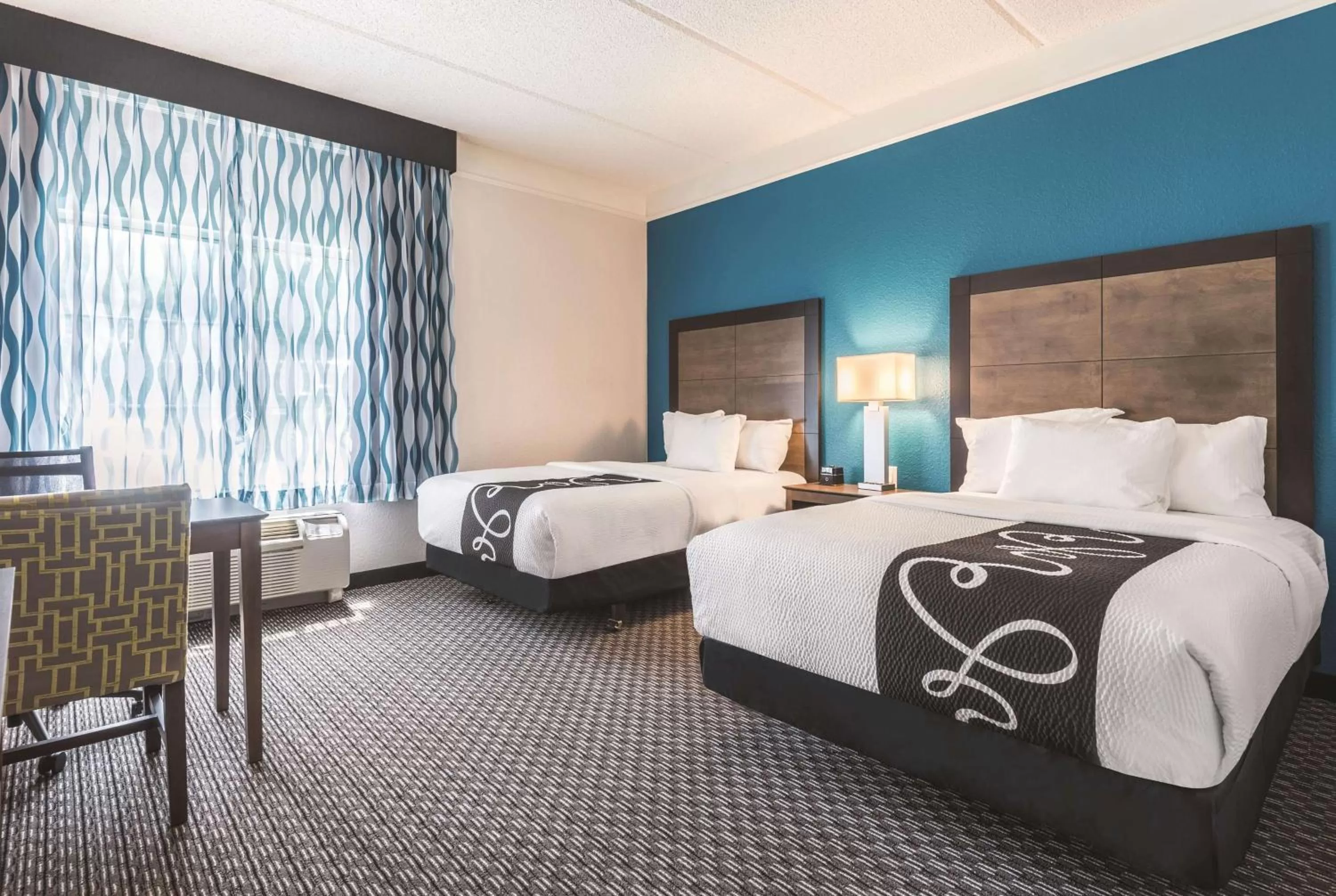 Photo of the whole room, Bed in La Quinta by Wyndham Orlando Lake Mary