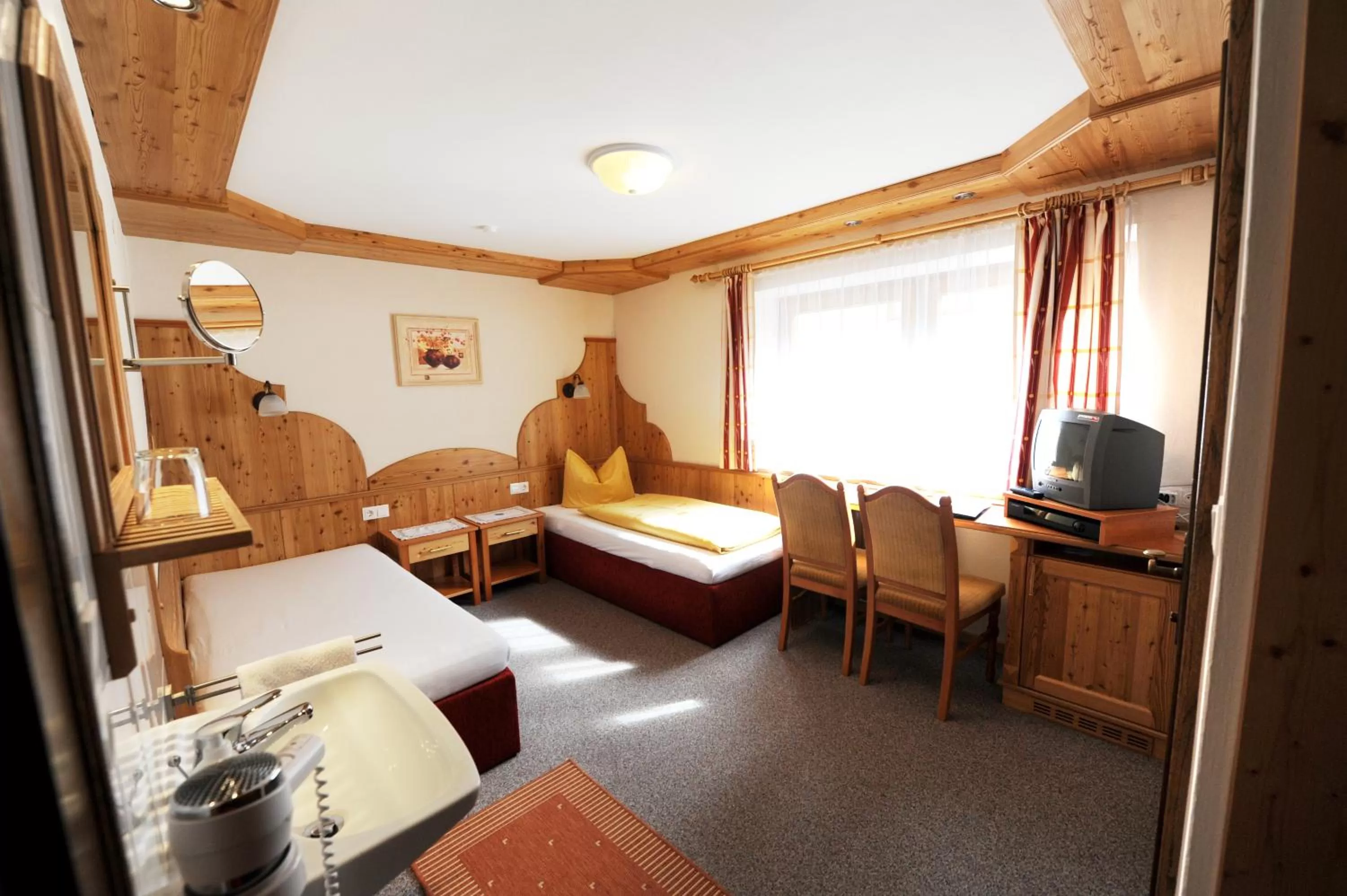 Photo of the whole room, Bed in Hotel Garni Landhaus Platzer