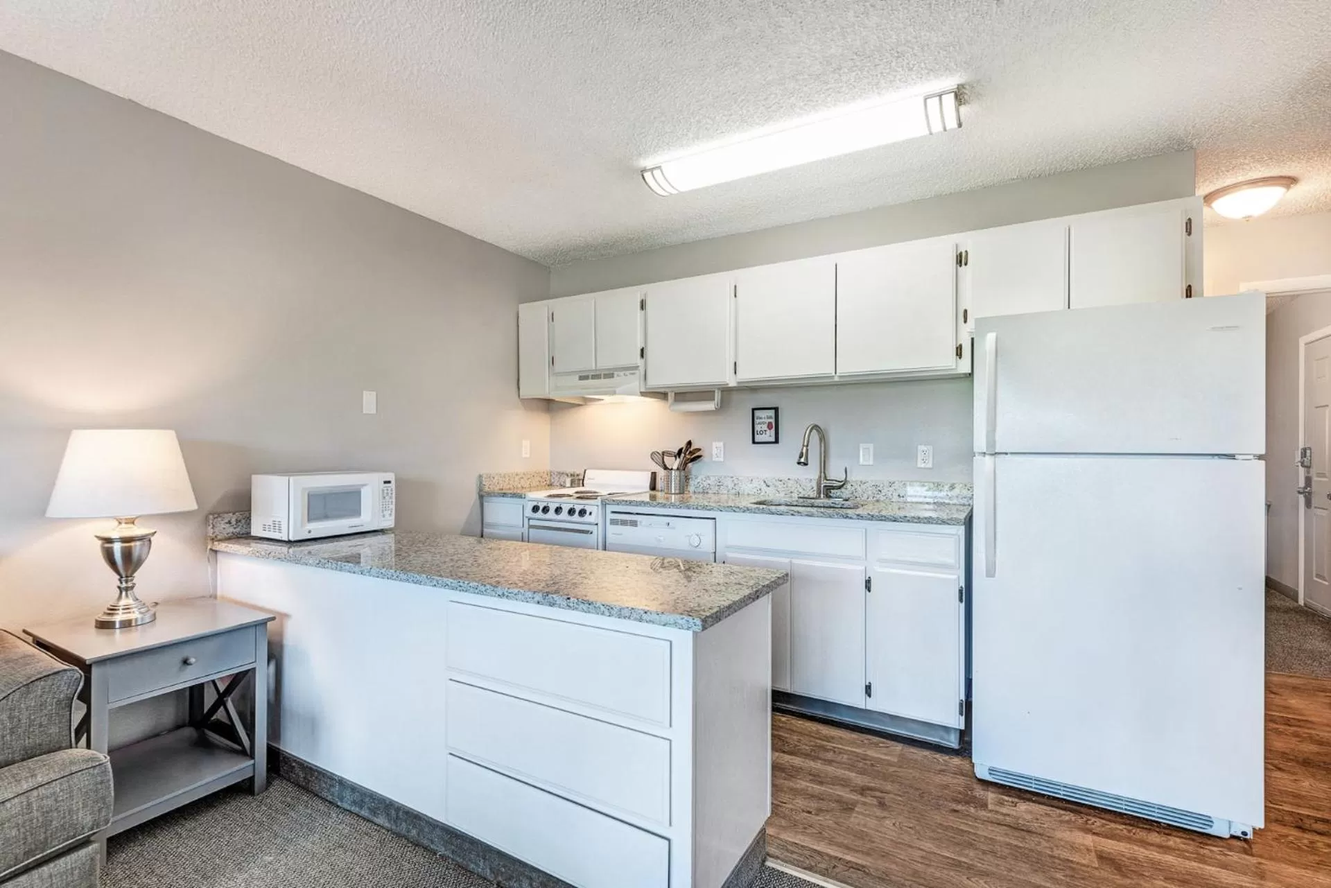 Kitchen or kitchenette, Kitchen/Kitchenette in Bend Riverside Condos