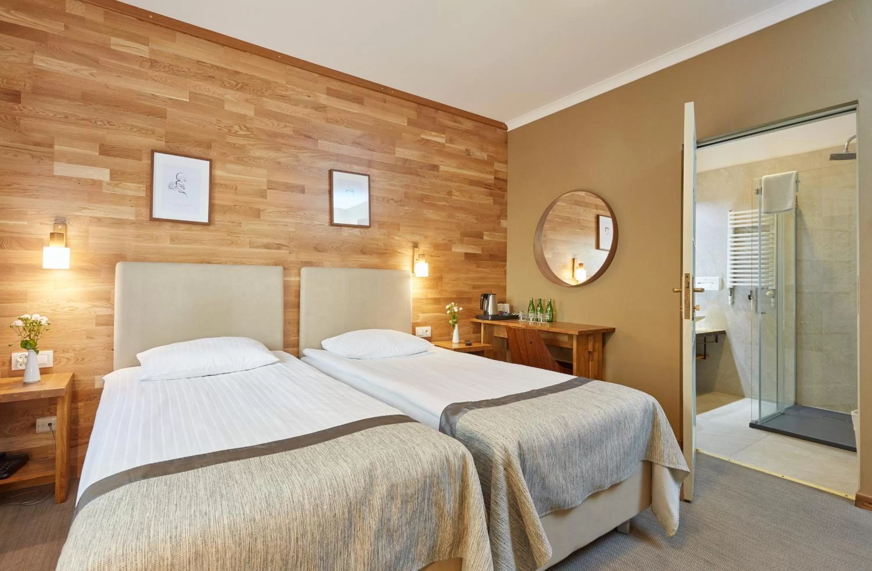 Shower, Bed in Hotel Batory