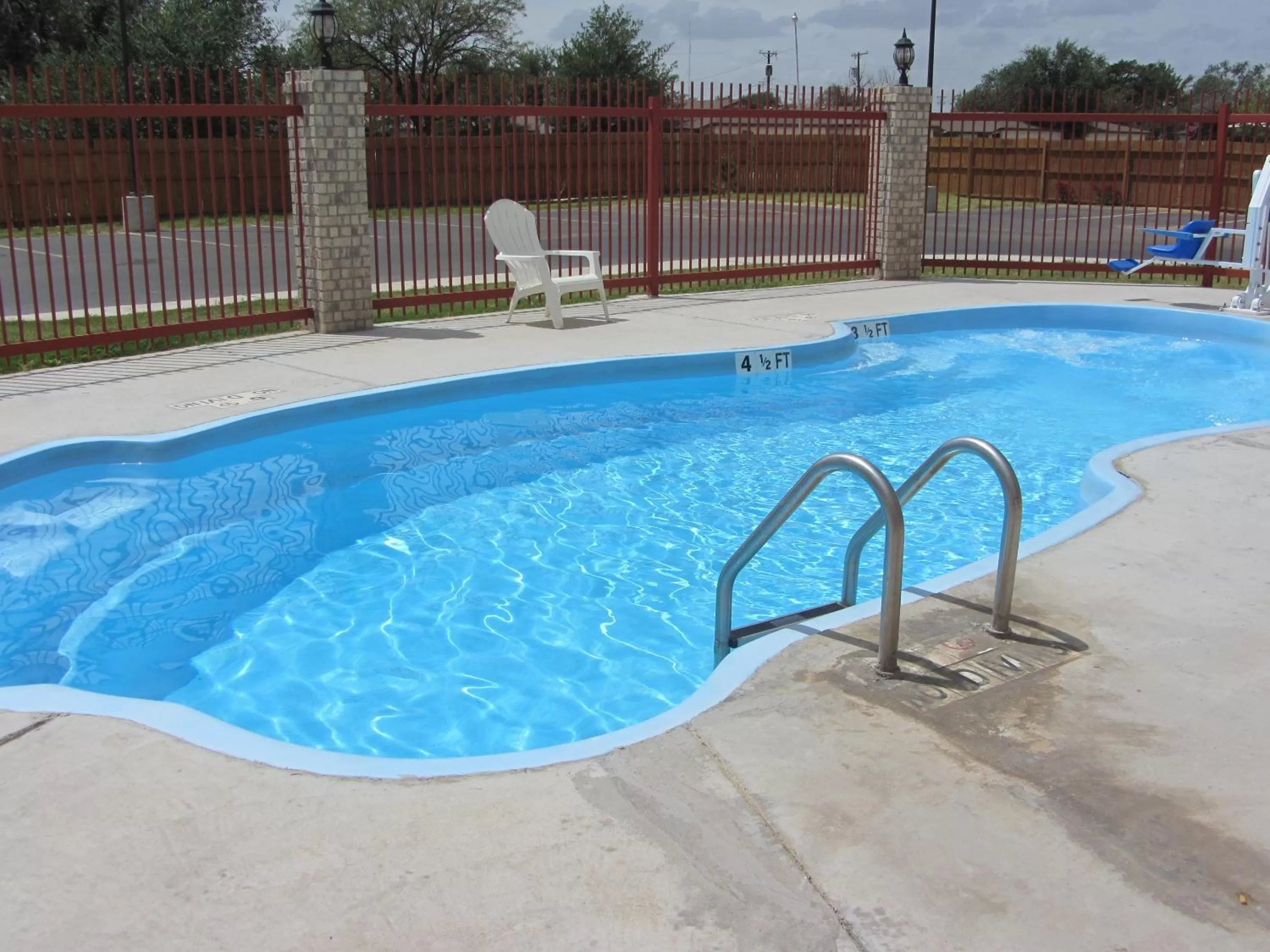 Swimming pool in Howard Johnson by Wyndham Lubbock TX