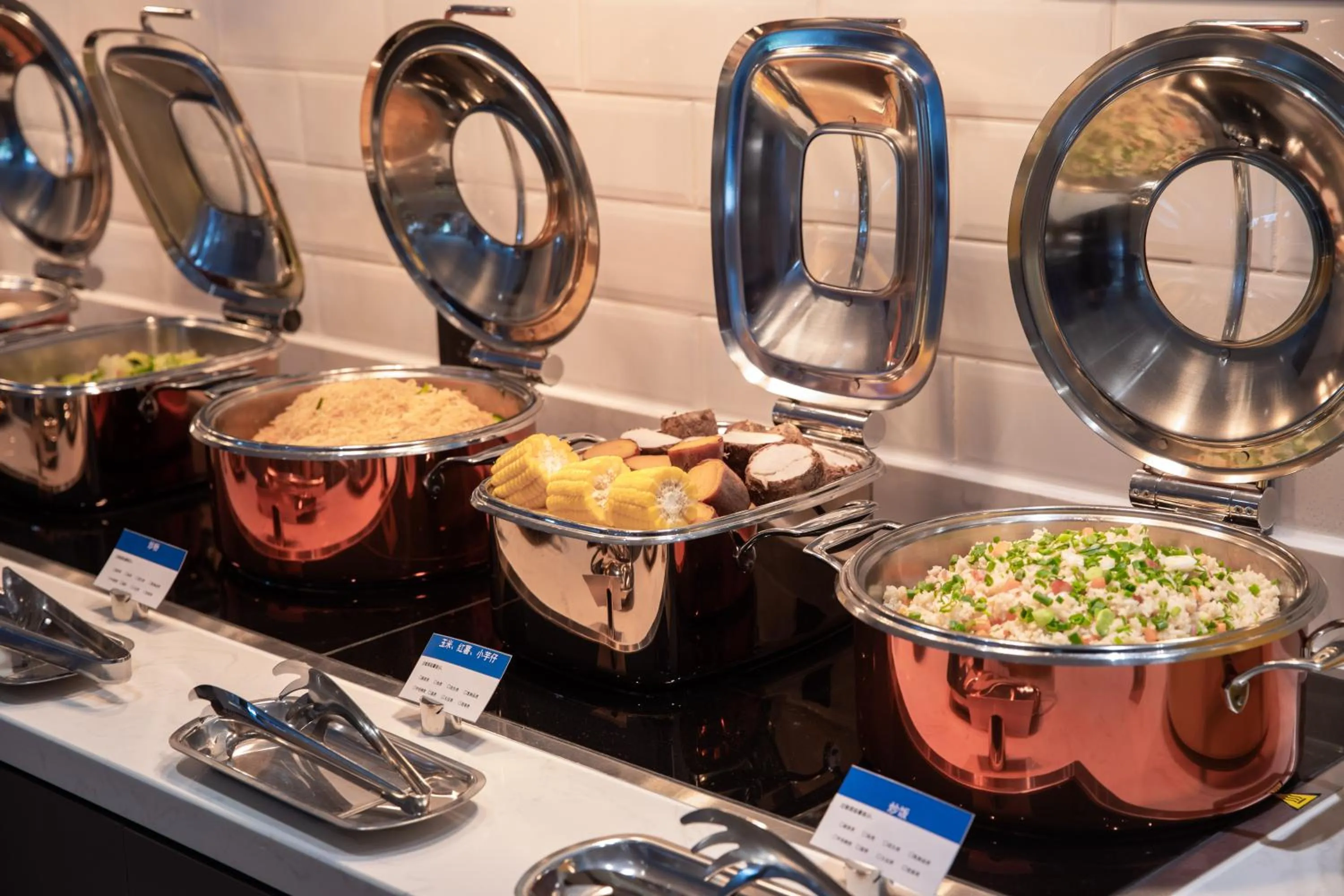 Restaurant/places to eat in Holiday Inn Express Shantou City Center by IHG