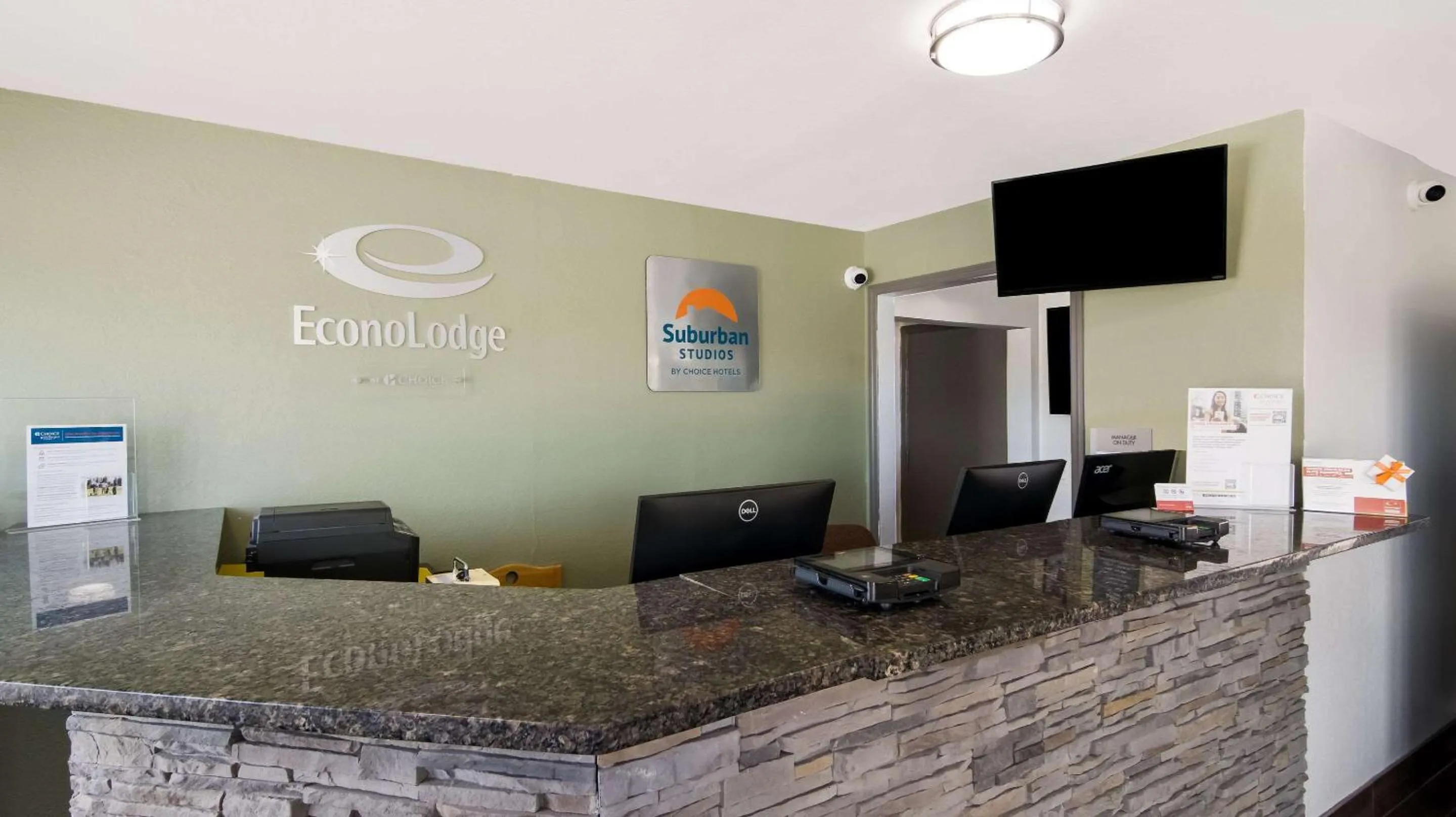 Lobby or reception in Suburban Studios Portage