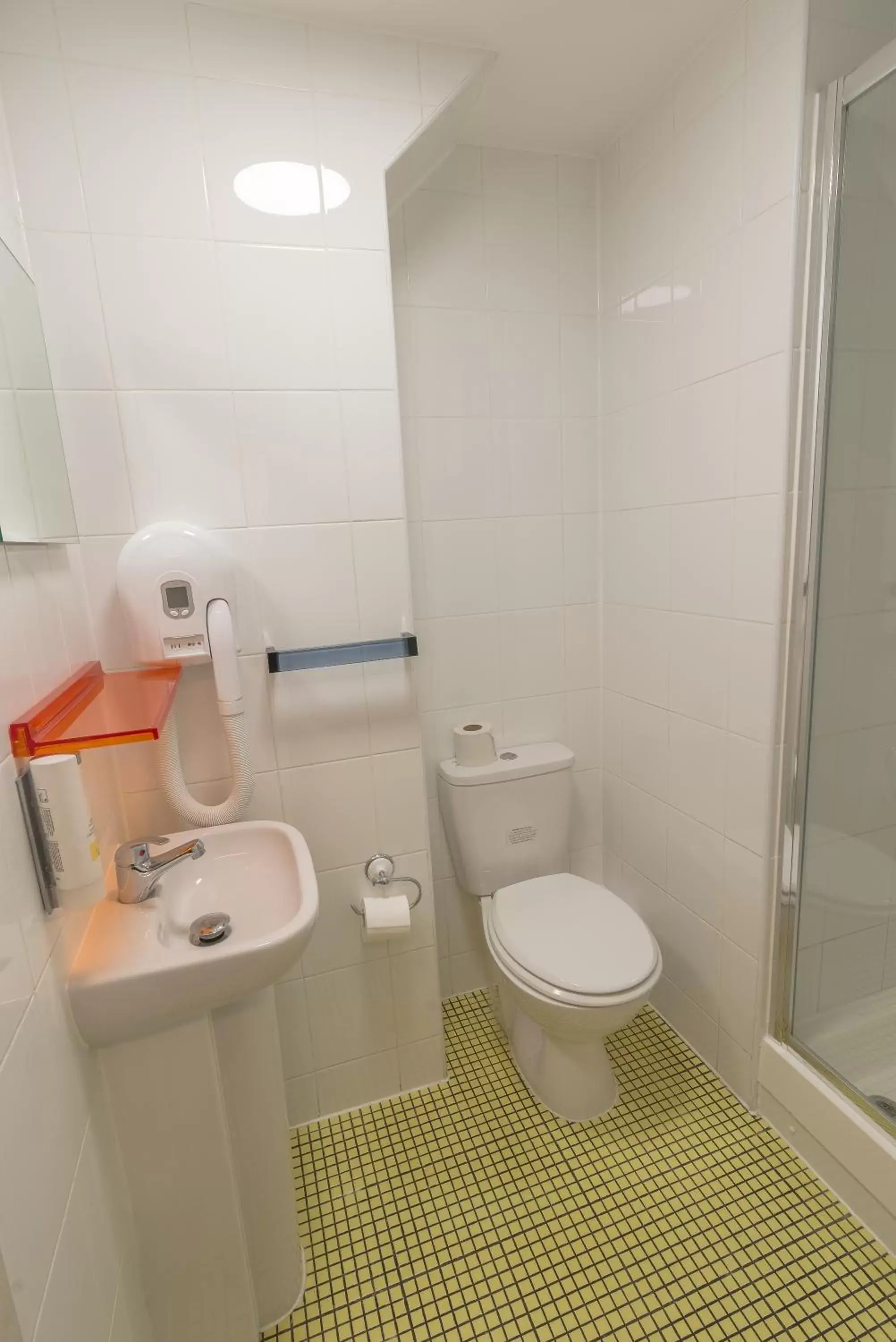 Double Room in Victoria Inn London Double Room in Victoria Inn London