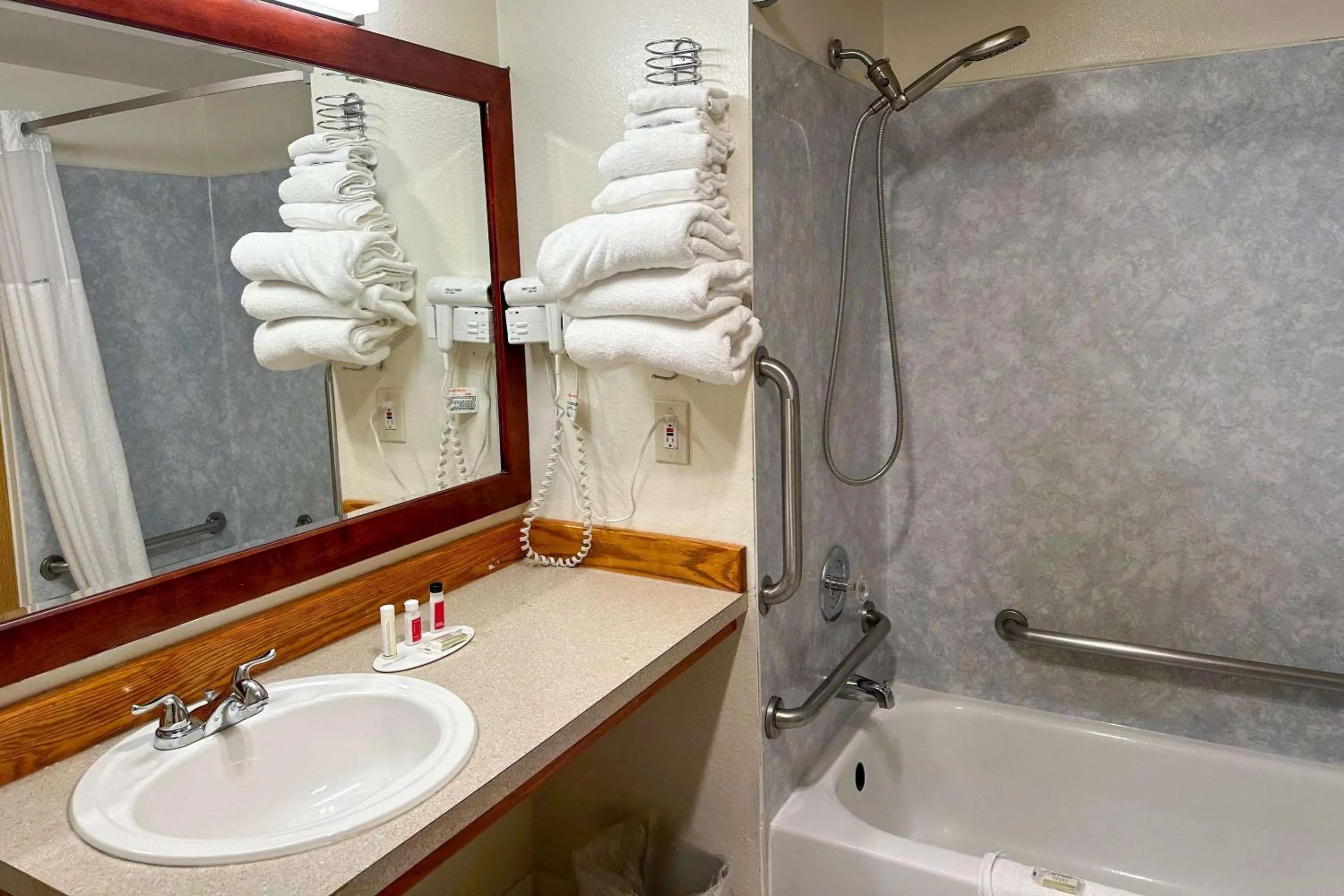 Bedroom in Econo Lodge Edmonds North Seattle