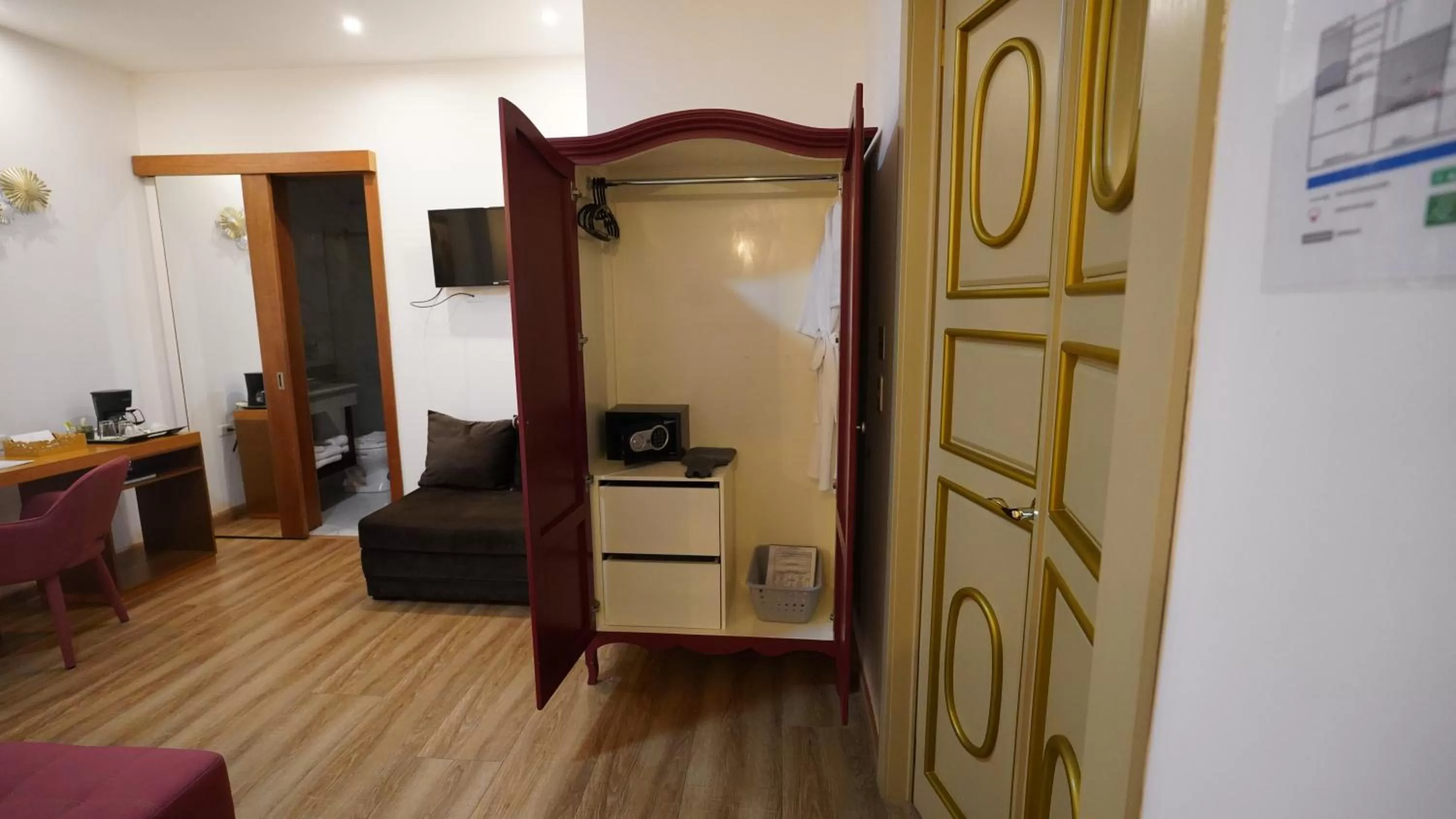 hair dresser in Adamas House Hotel Boutique