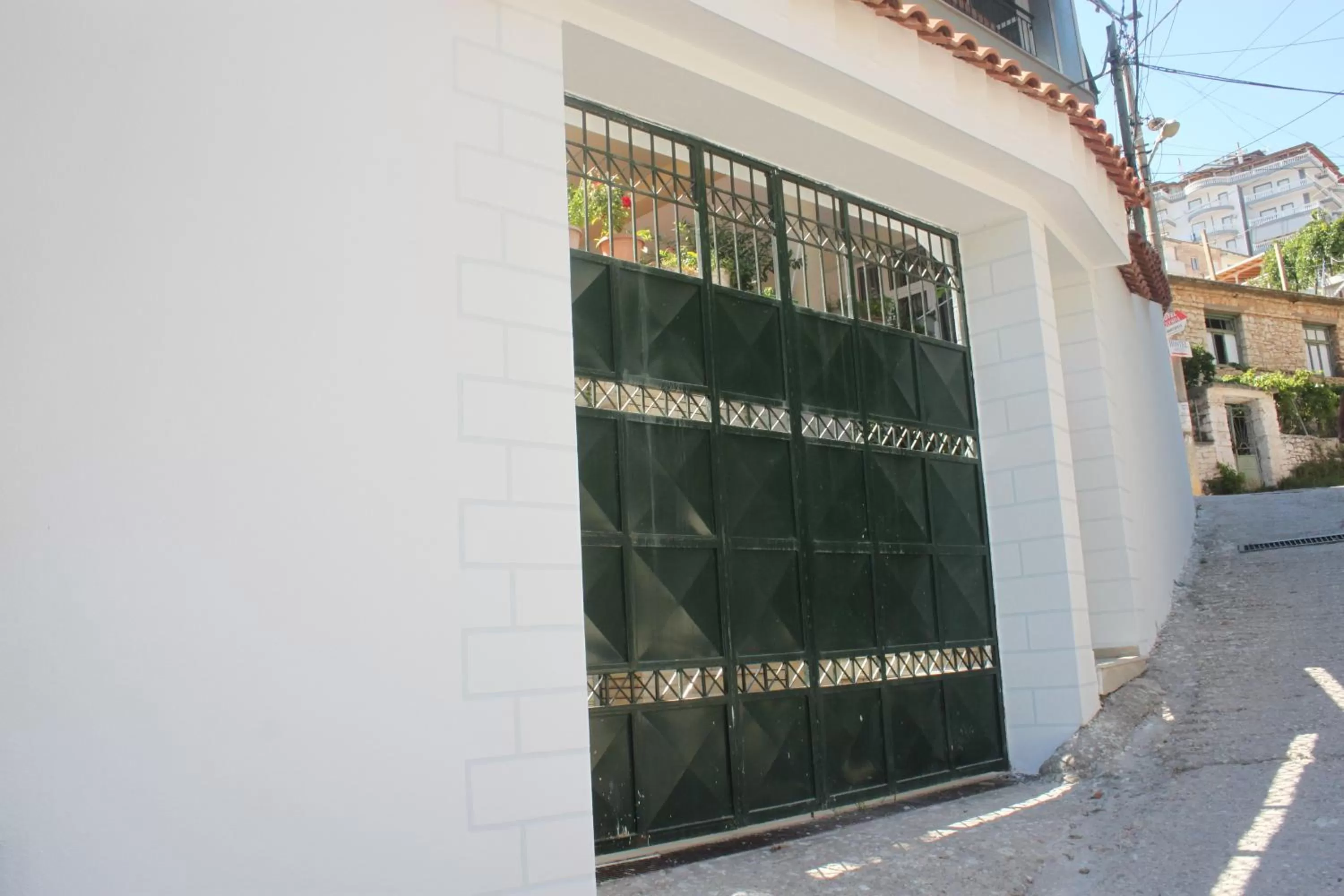 Facade/entrance in Vila Gjoni