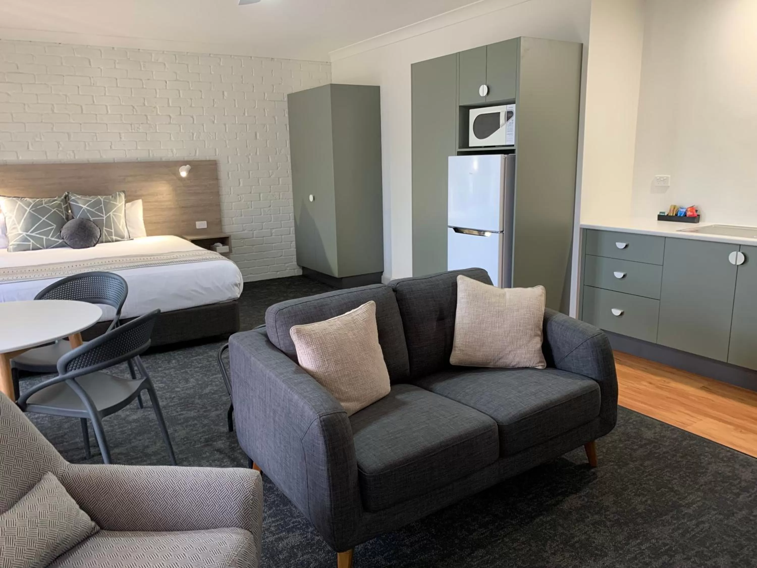 Bed in Hamilton Henry Parkes Motor Inn