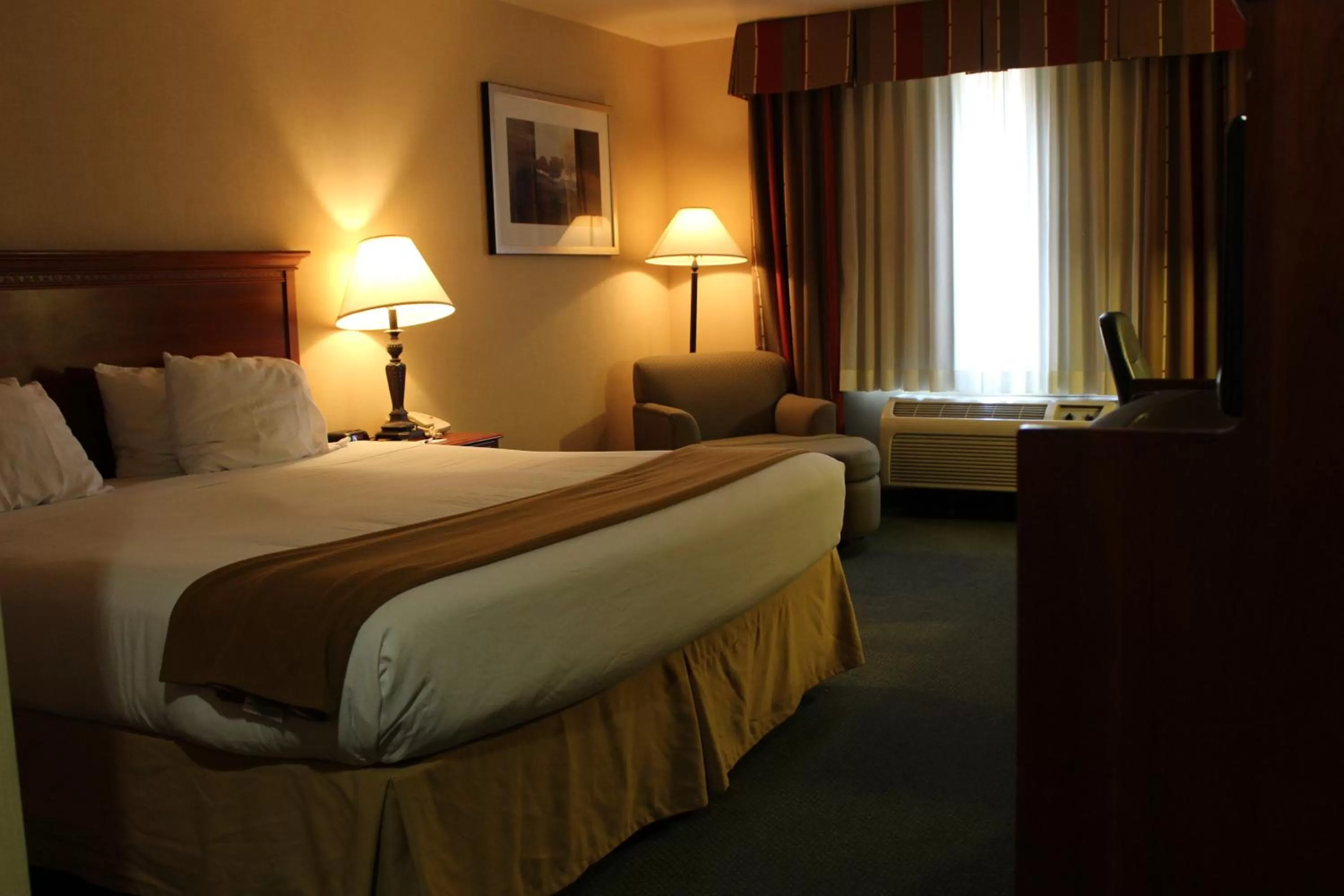 Bed in Holiday Inn Express Tehachapi by IHG