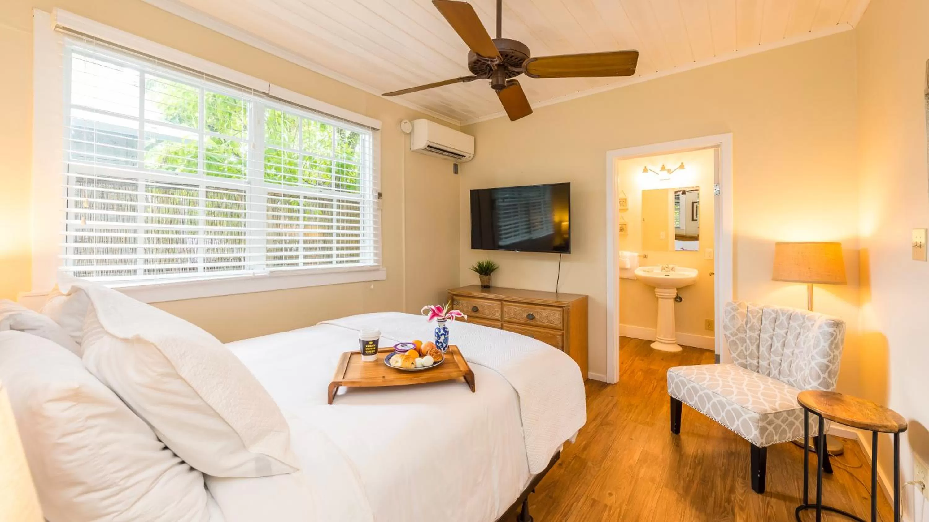 TV and multimedia in L'Habitation Guesthouse- Adult Exclusive