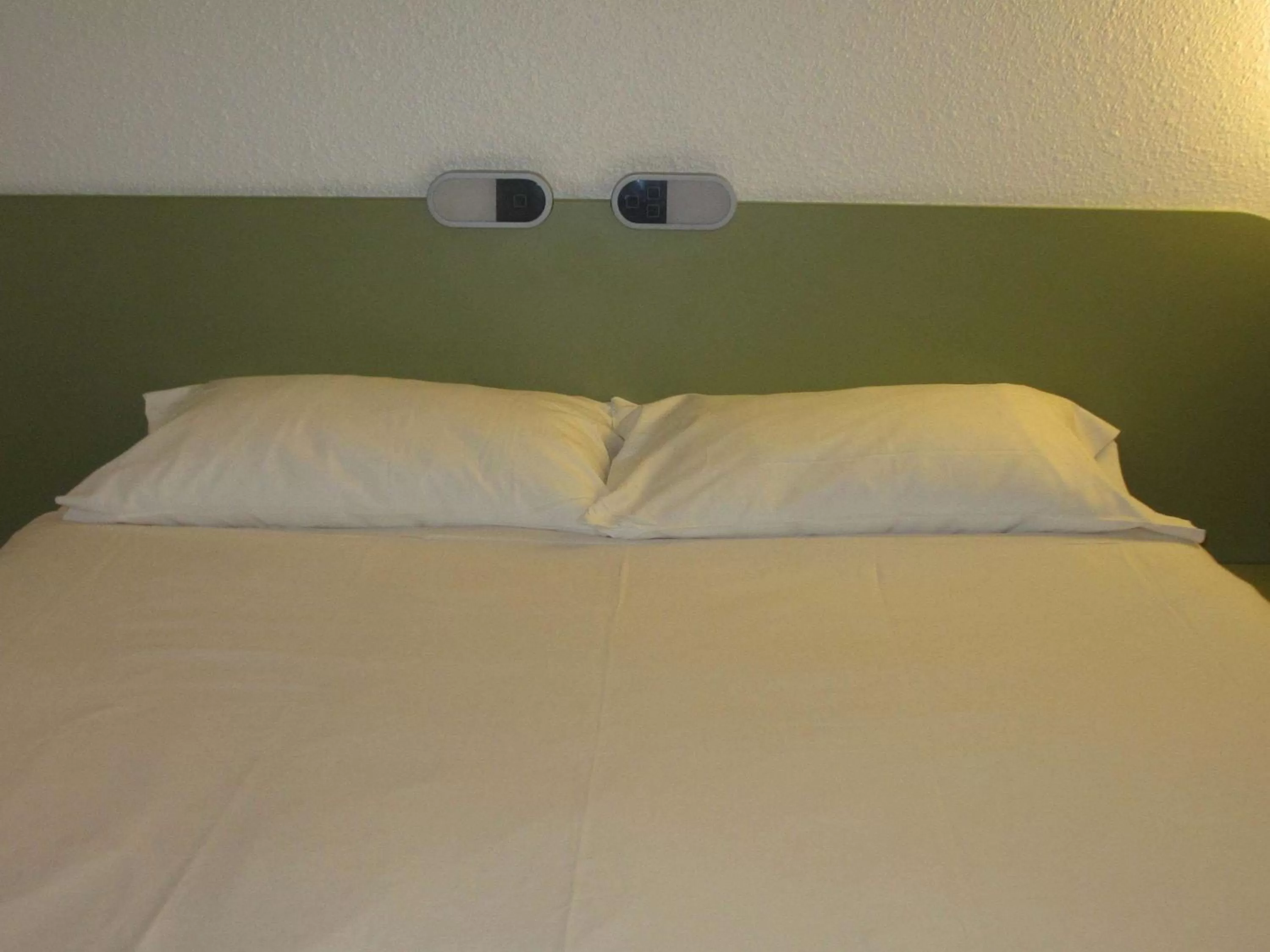 Photo of the whole room, Bed in IBIS Budget Aix en Provence Est Le Canet