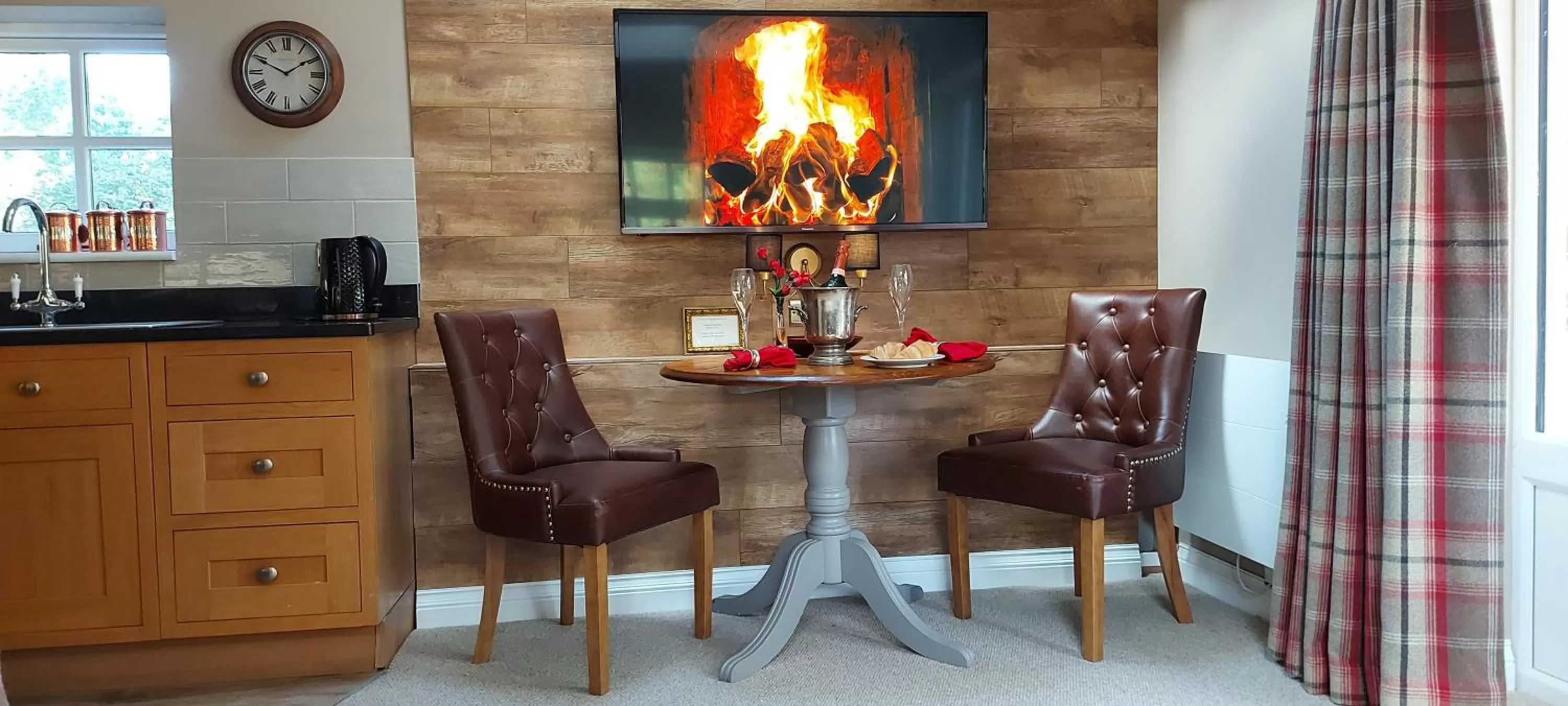 Lounge or bar, Dining Area in Glyn Isa Country House B&B and self catering Lodge