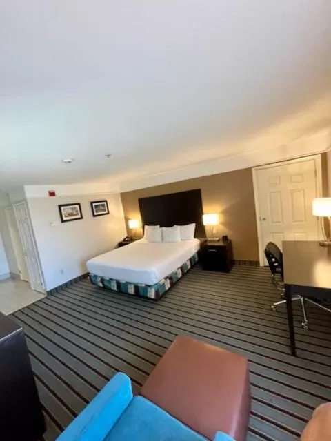 Bed in La Quinta by Wyndham Bakersfield North