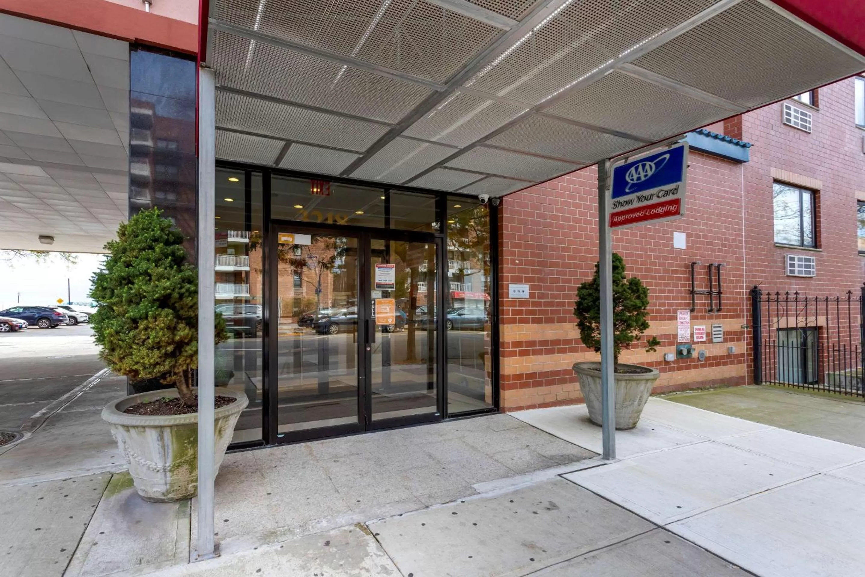 Property building in Comfort Inn Brooklyn