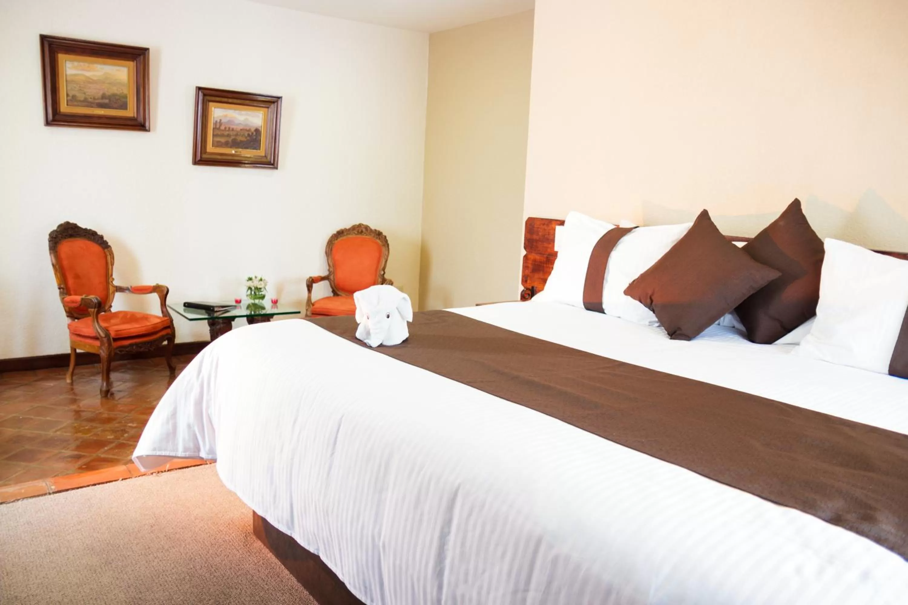 Photo of the whole room, Bed in Mision Catedral Morelia