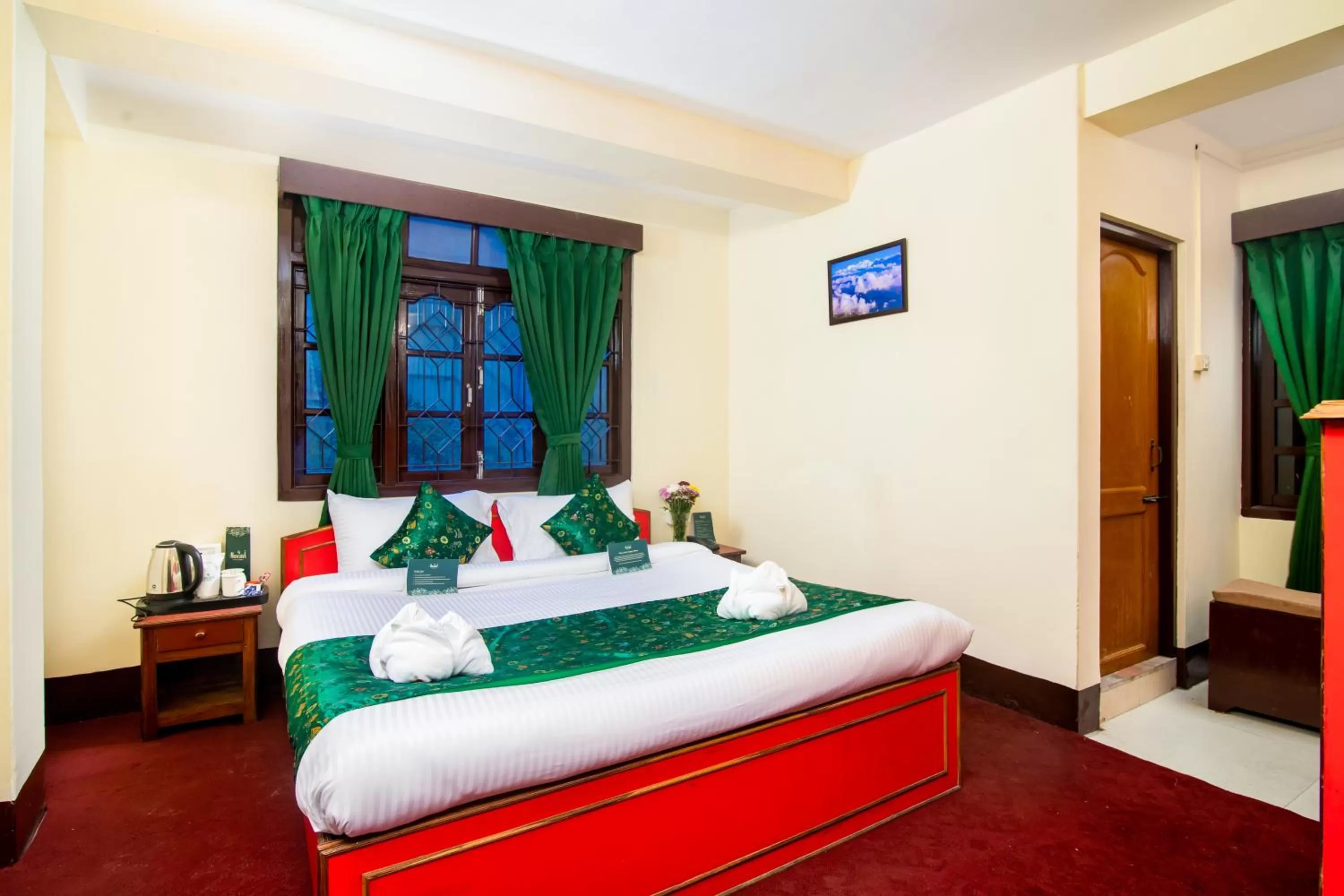 Bedroom, Bed in Muscatel BhumSang - 200 Mts from Mall Road