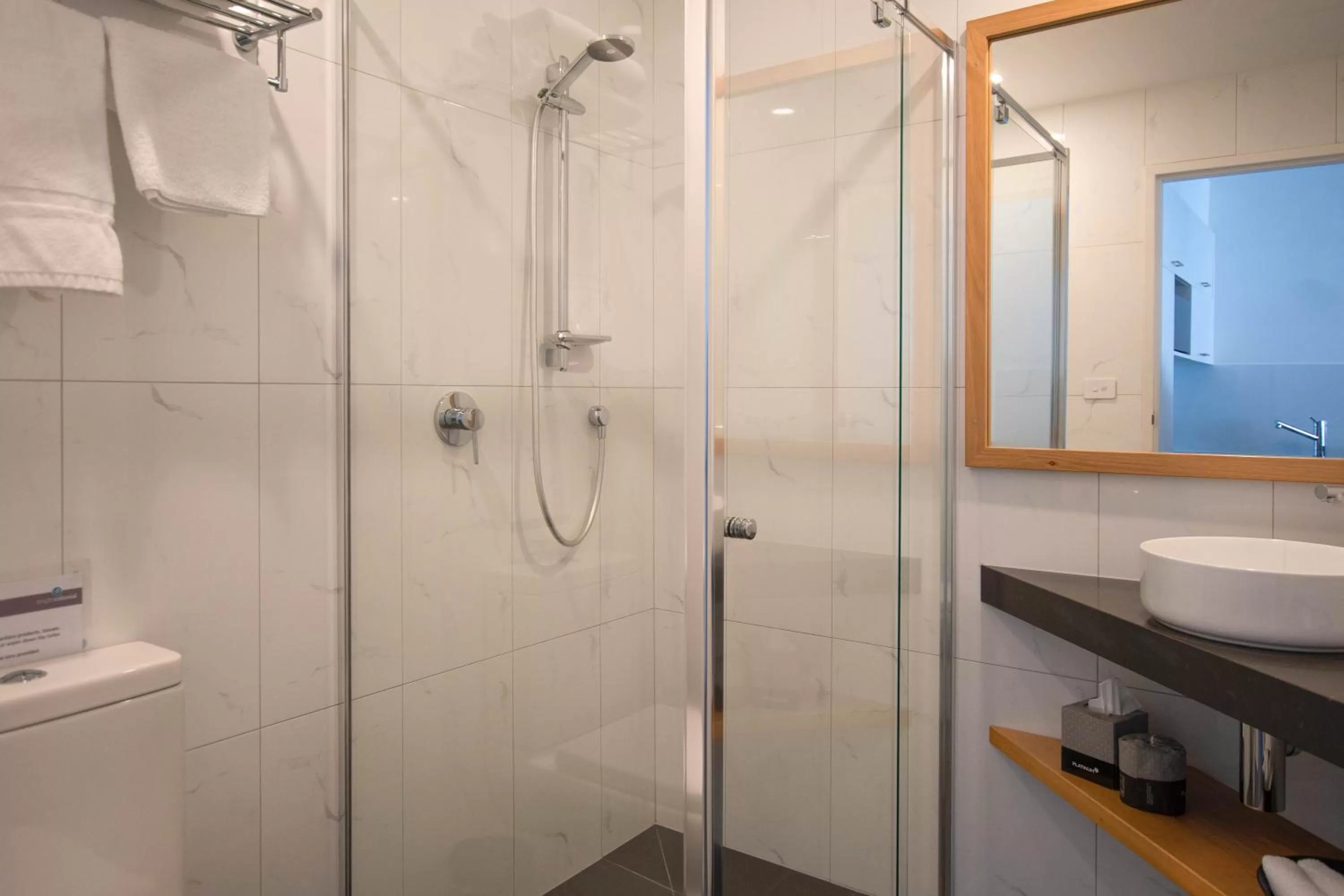 Shower, Bathroom in Bright Colonial Motel