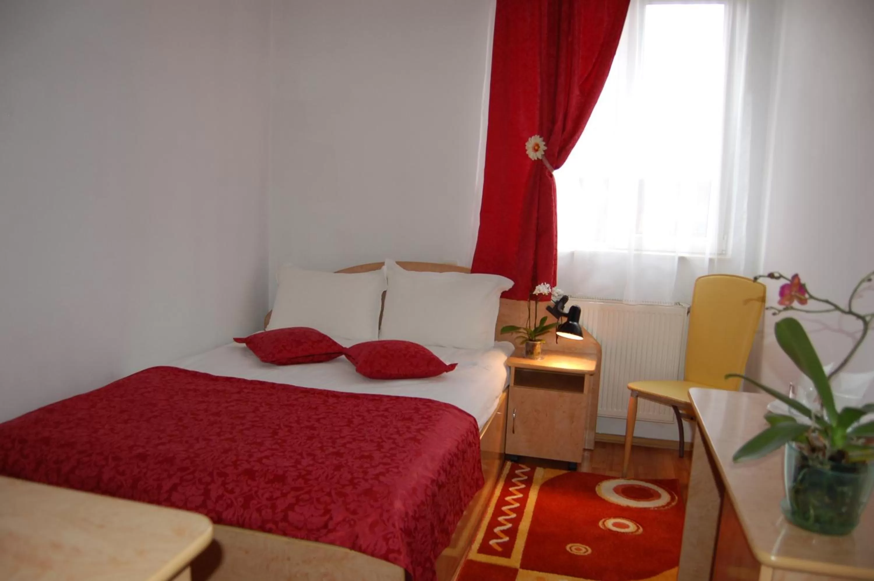 Bed in Motel Maestro