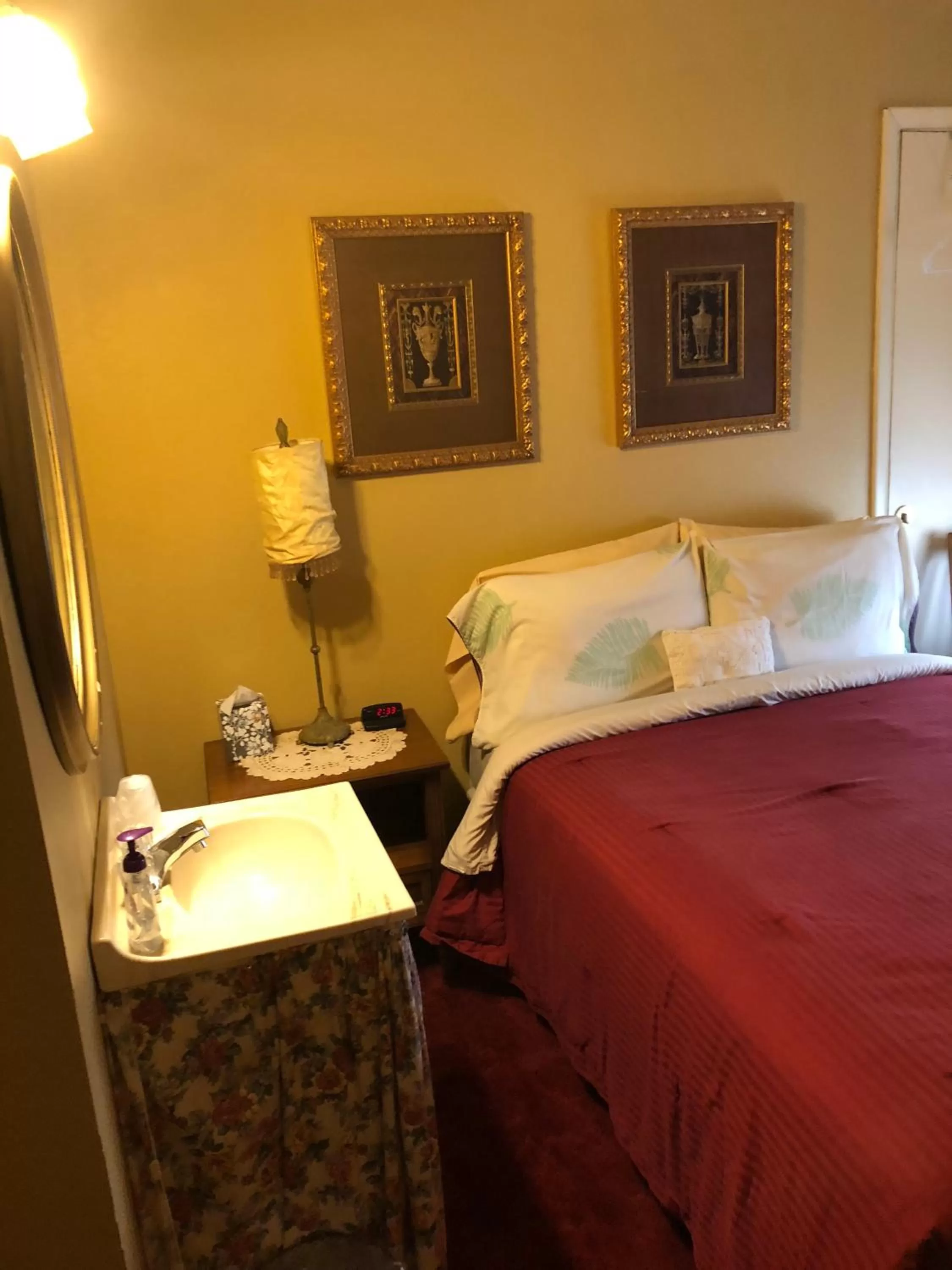 Bed in The Courtland Hotel & Spa