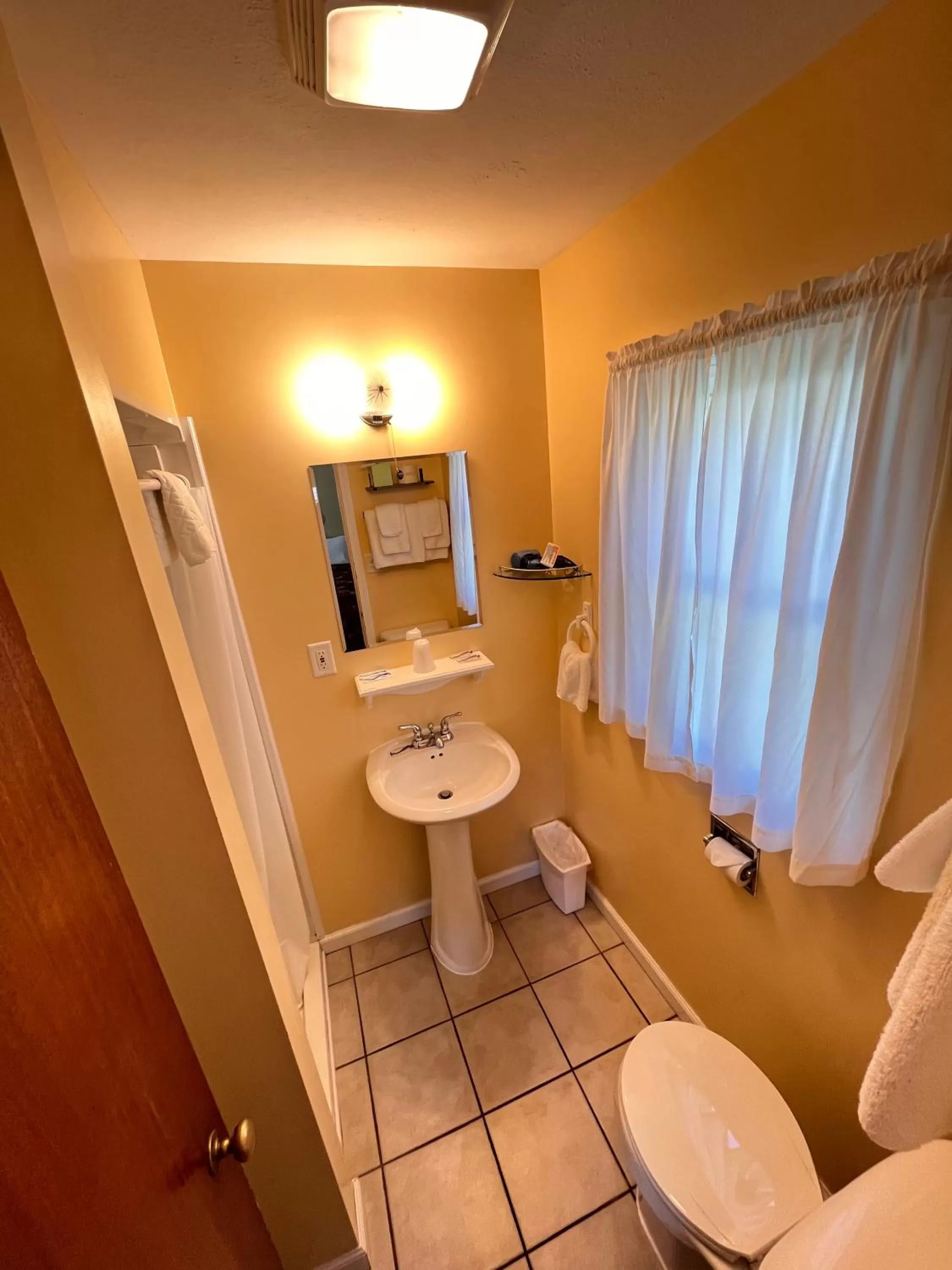 Toilet in Honor Motel