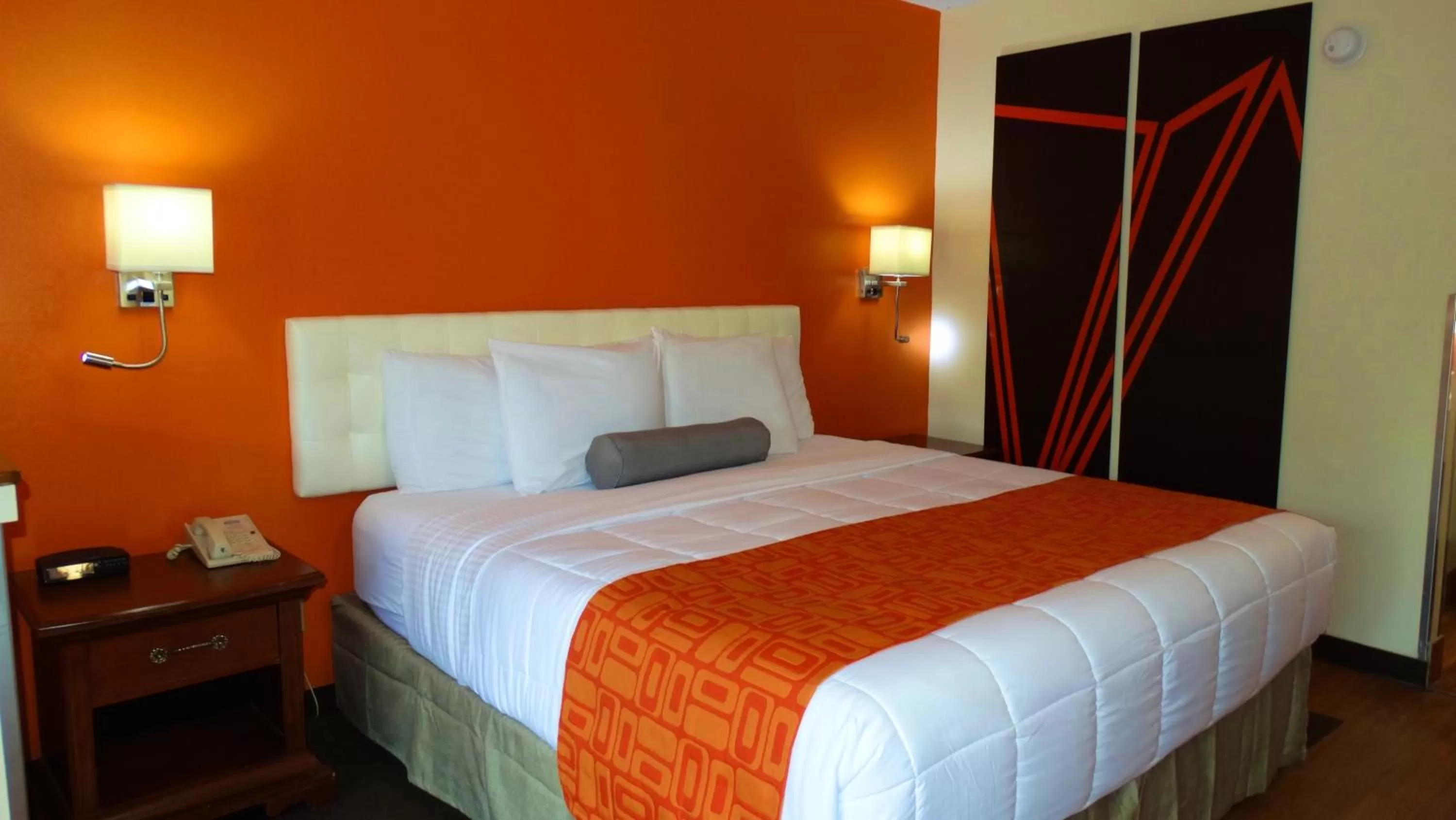 Photo of the whole room, Bed in Howard Johnson by Wyndham Savannah GA