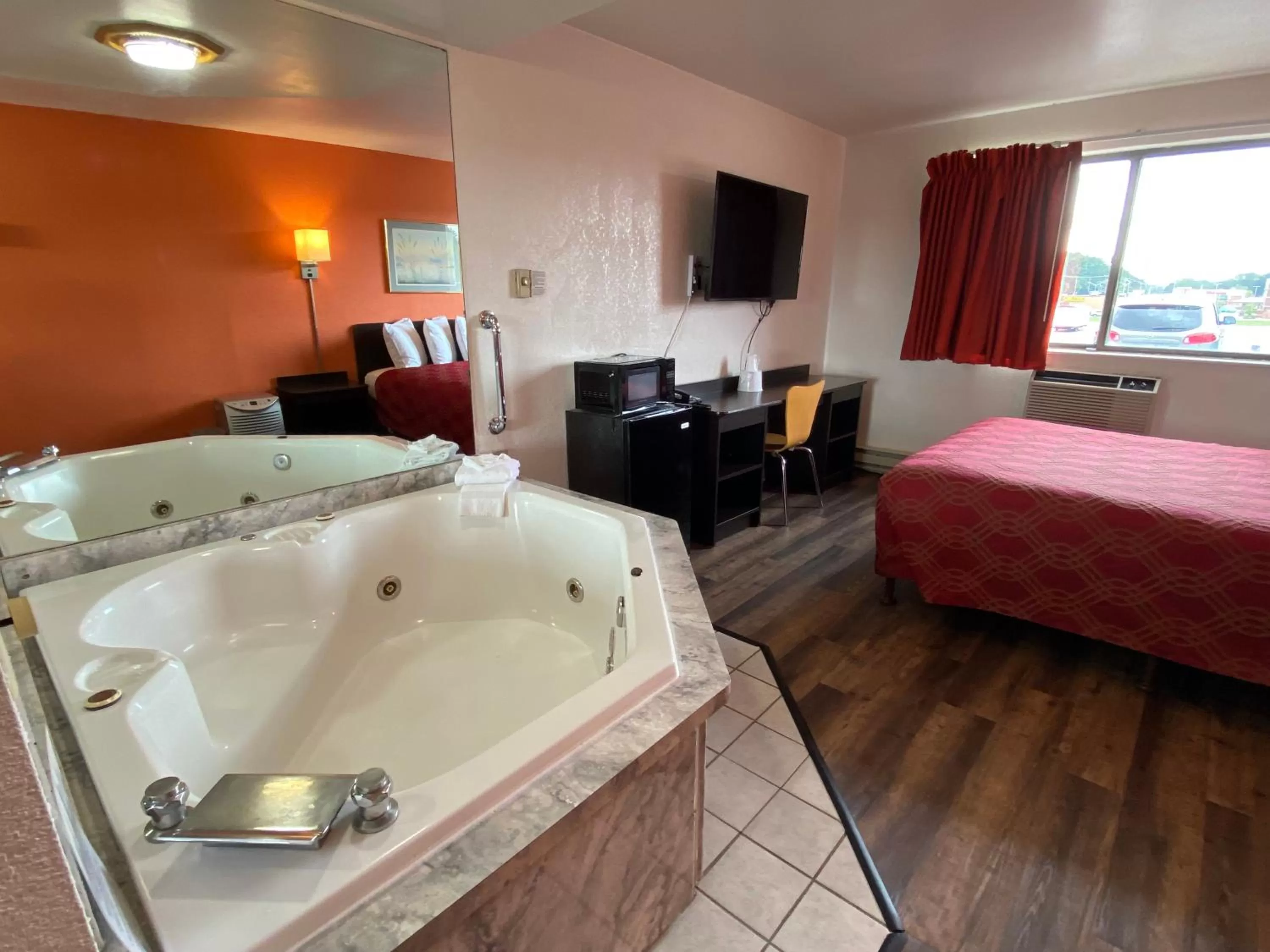 Hot Tub, Bed in Reliance Inn