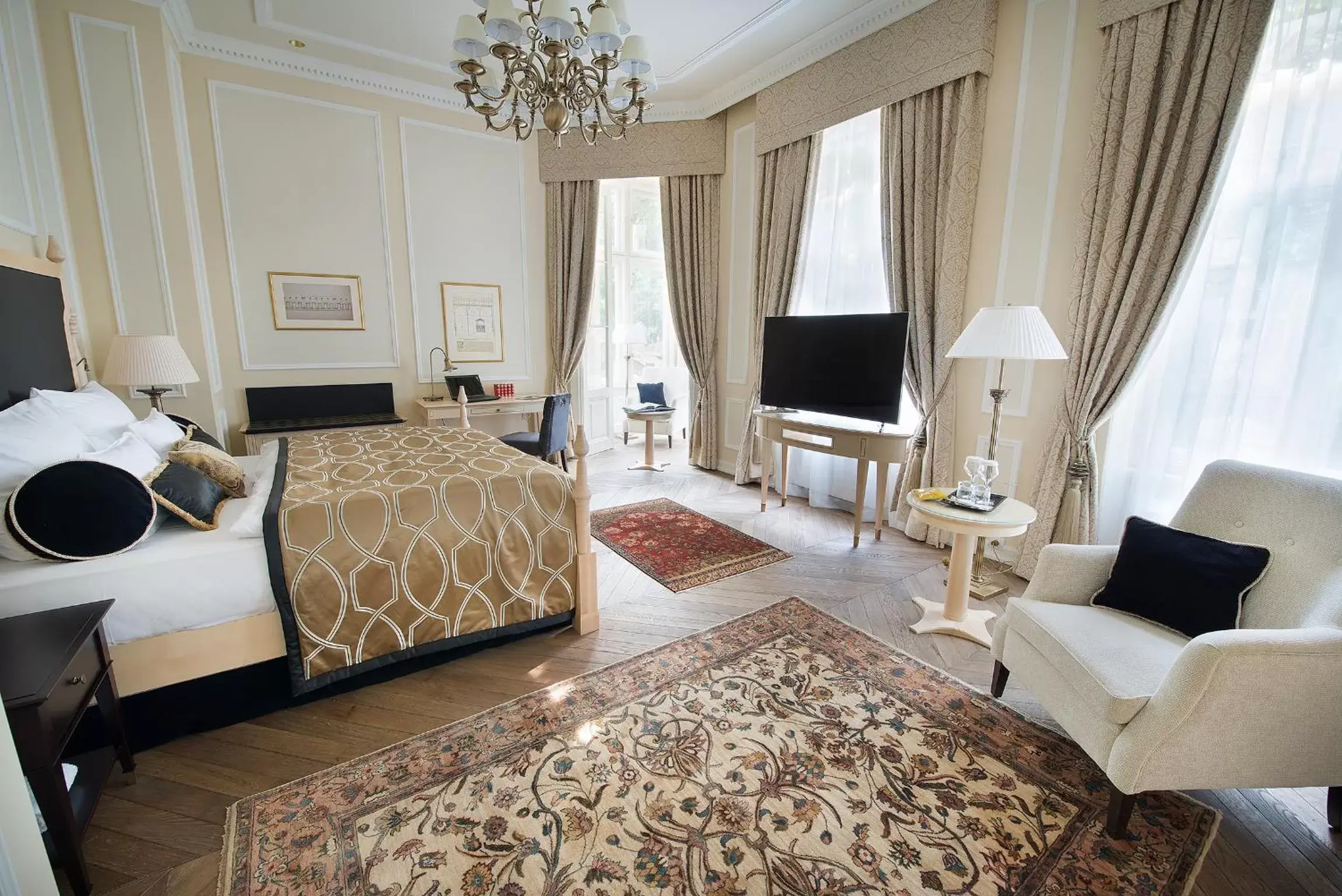 Wilson Grand Suite (including daily refilled free mini bar) in Wilson Palace by LOFT Wilson Grand Suite (including daily refilled free mini bar) in Wilson Palace by LOFT