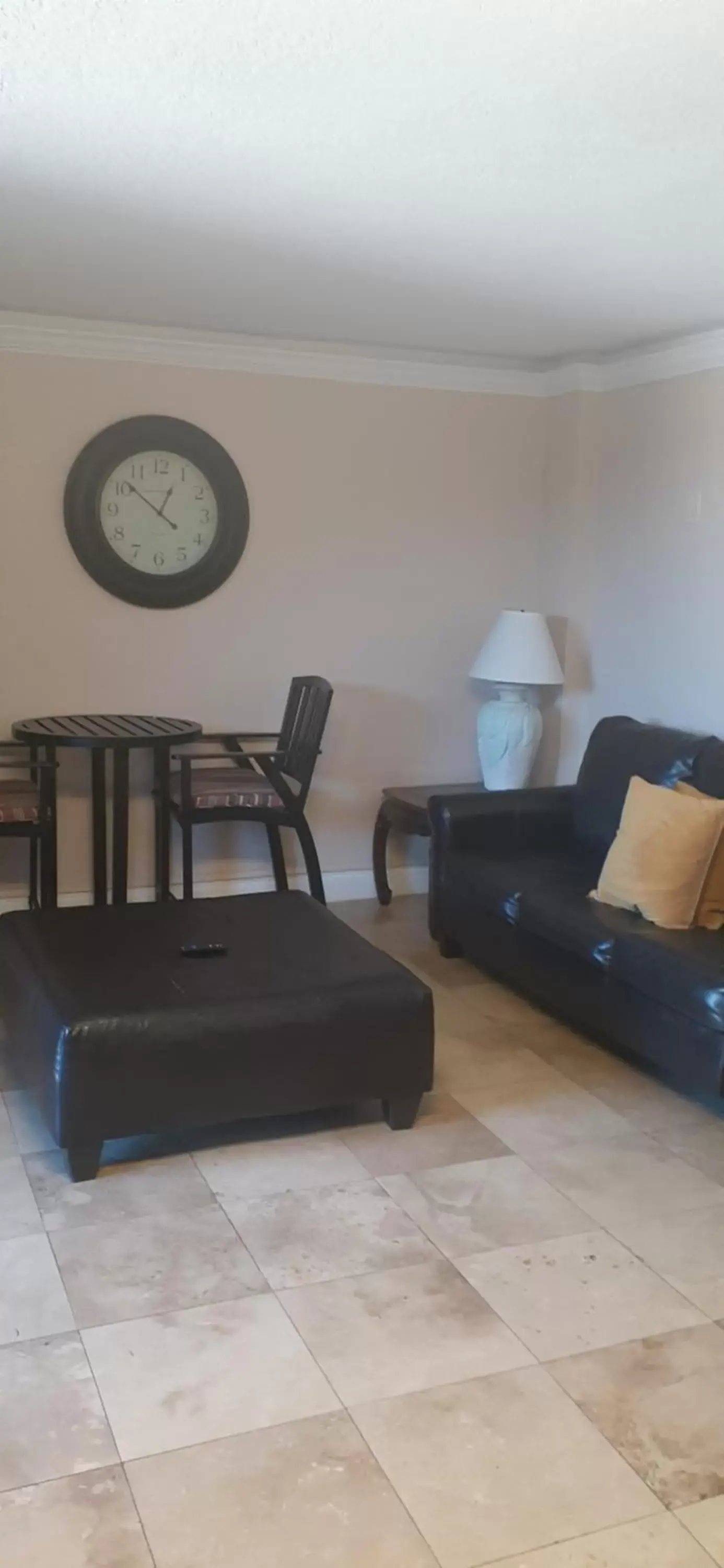 Queen Suite with Pool View in Daytona Beach Hawaiian Inn Queen Suite with Pool View in Daytona Beach Hawaiian Inn