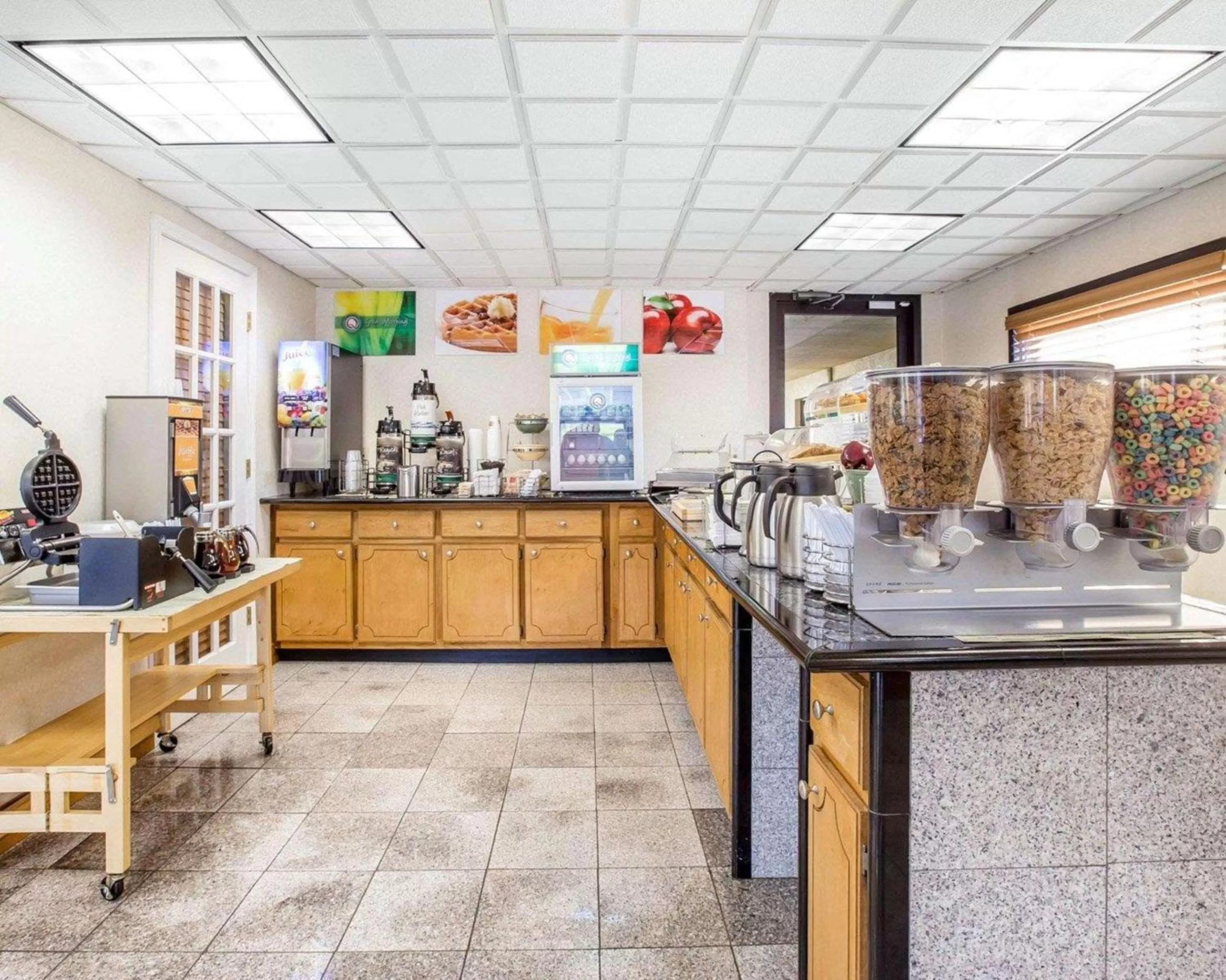 Restaurant/places to eat in Quality Inn Macon West