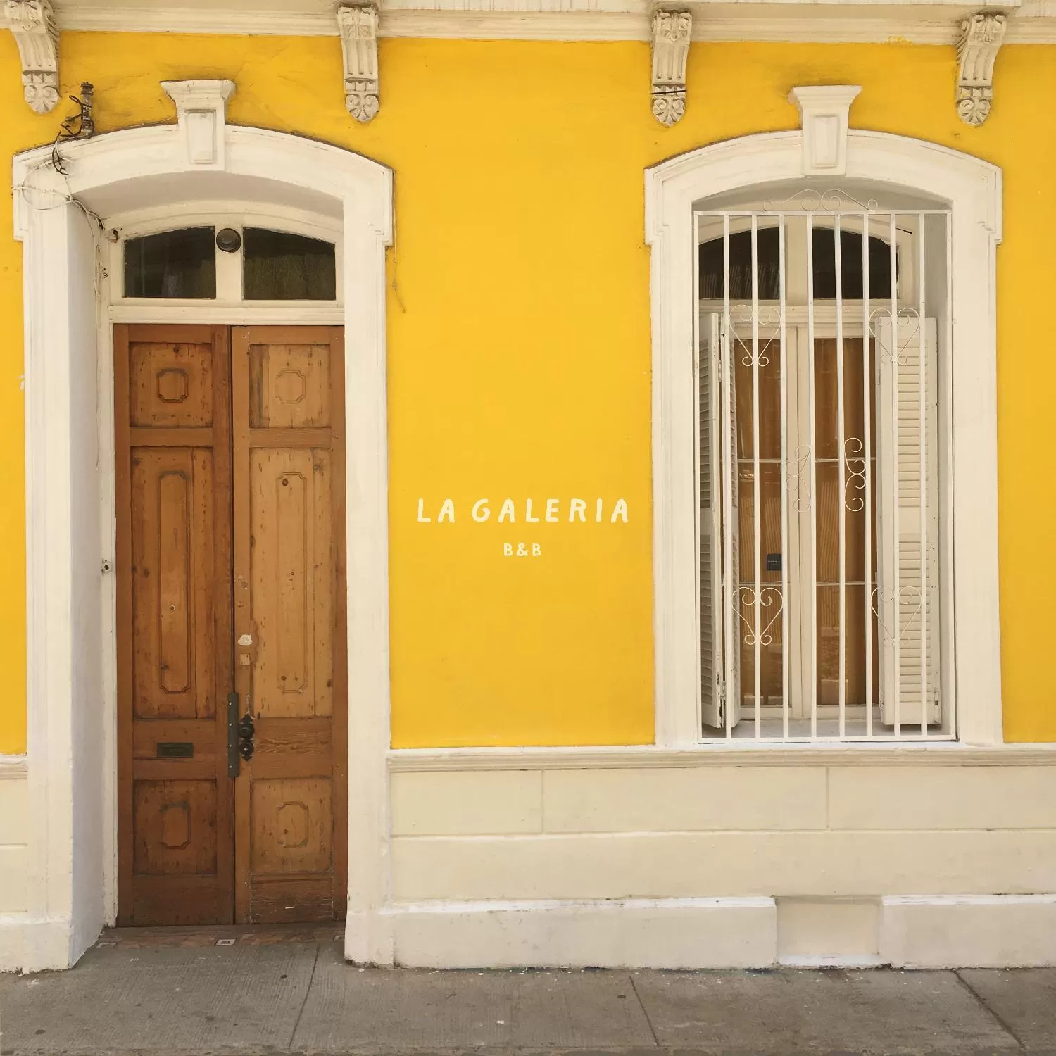 Facade/entrance in La Galería B&B