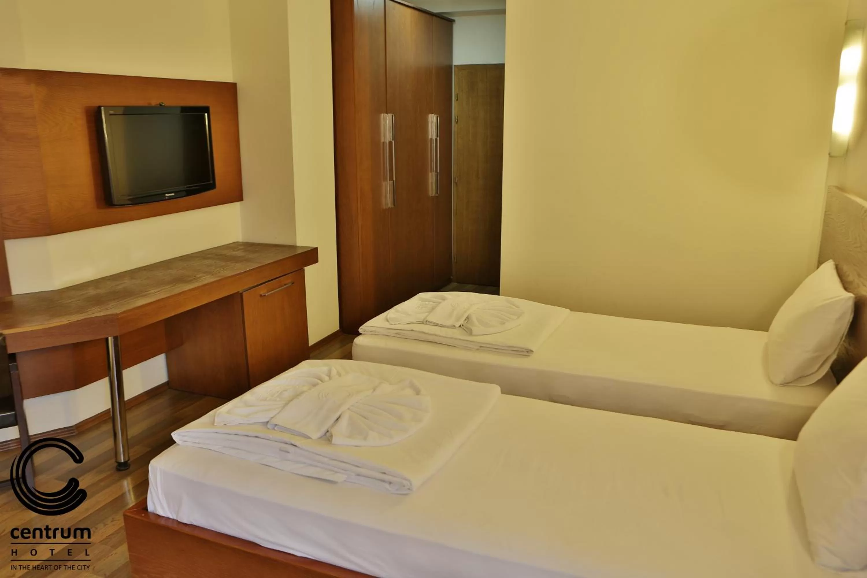 Shower, Bed in Hotel Centrum Prizren