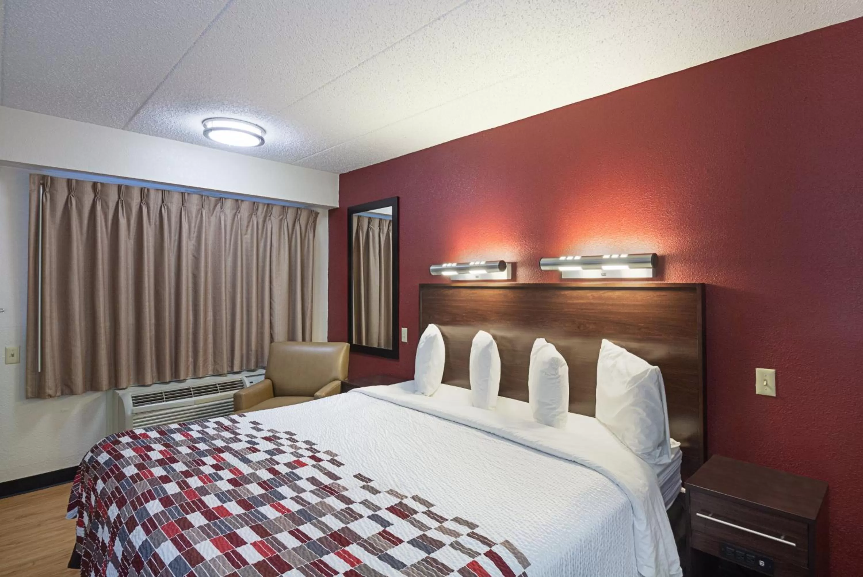 Photo of the whole room, Bed in Red Roof Inn Madison, WI