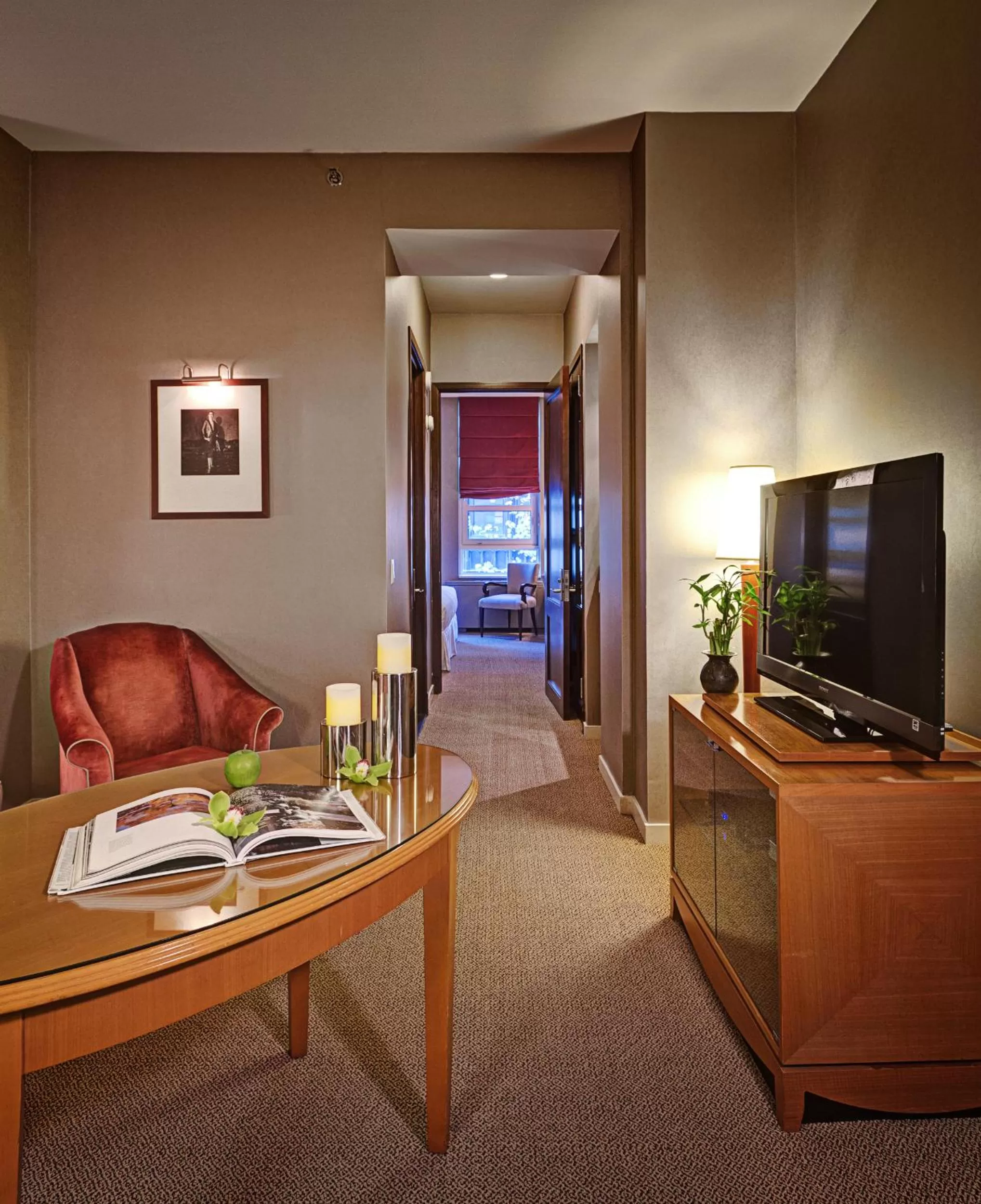 TV and multimedia in Hotel Giraffe by Library Hotel Collection