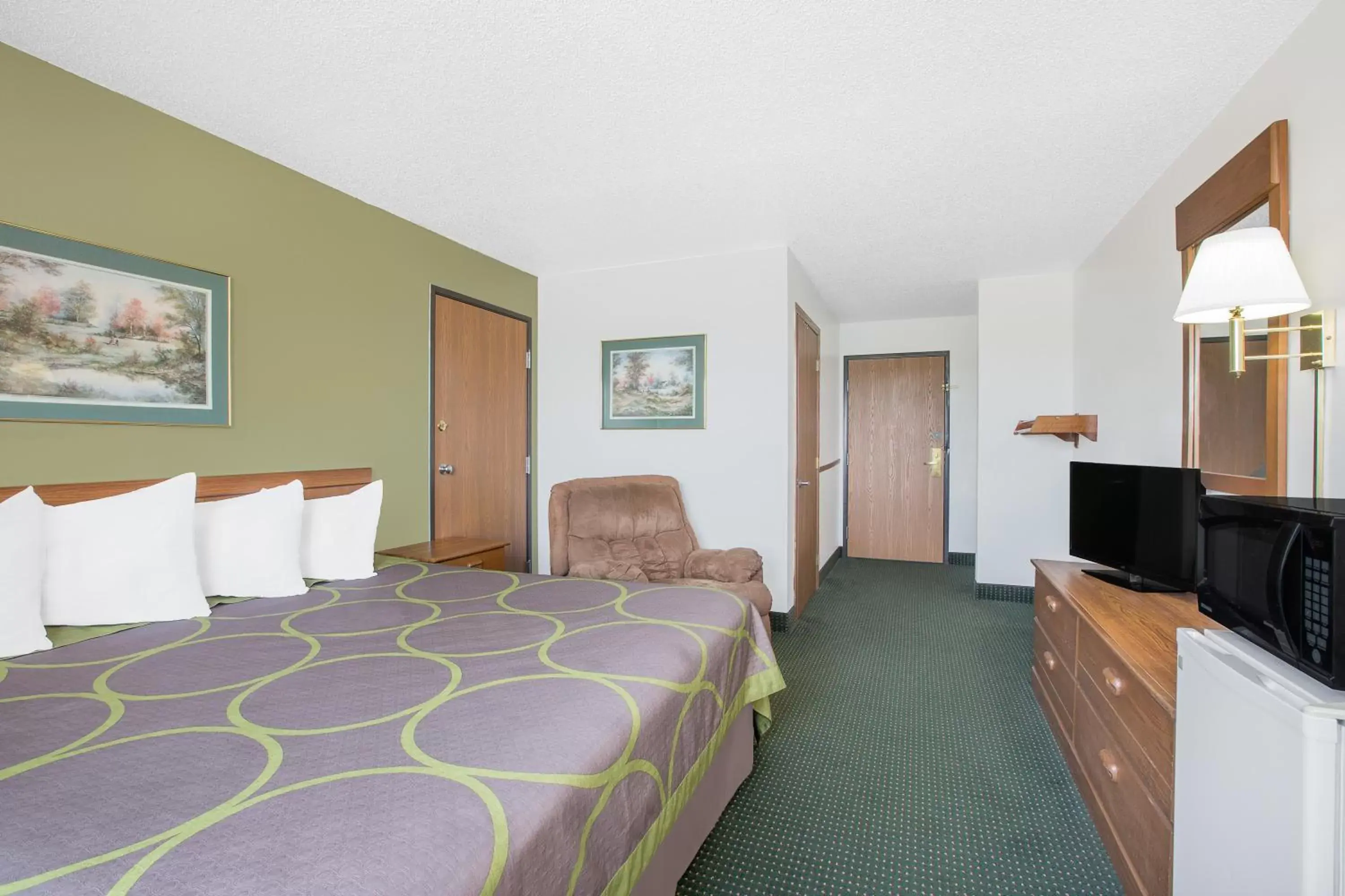 King Room - Mobility Access/Non-Smoking in Super 8 by Wyndham Chillicothe King Room - Mobility Access/Non-Smoking in Super 8 by Wyndham Chillicothe