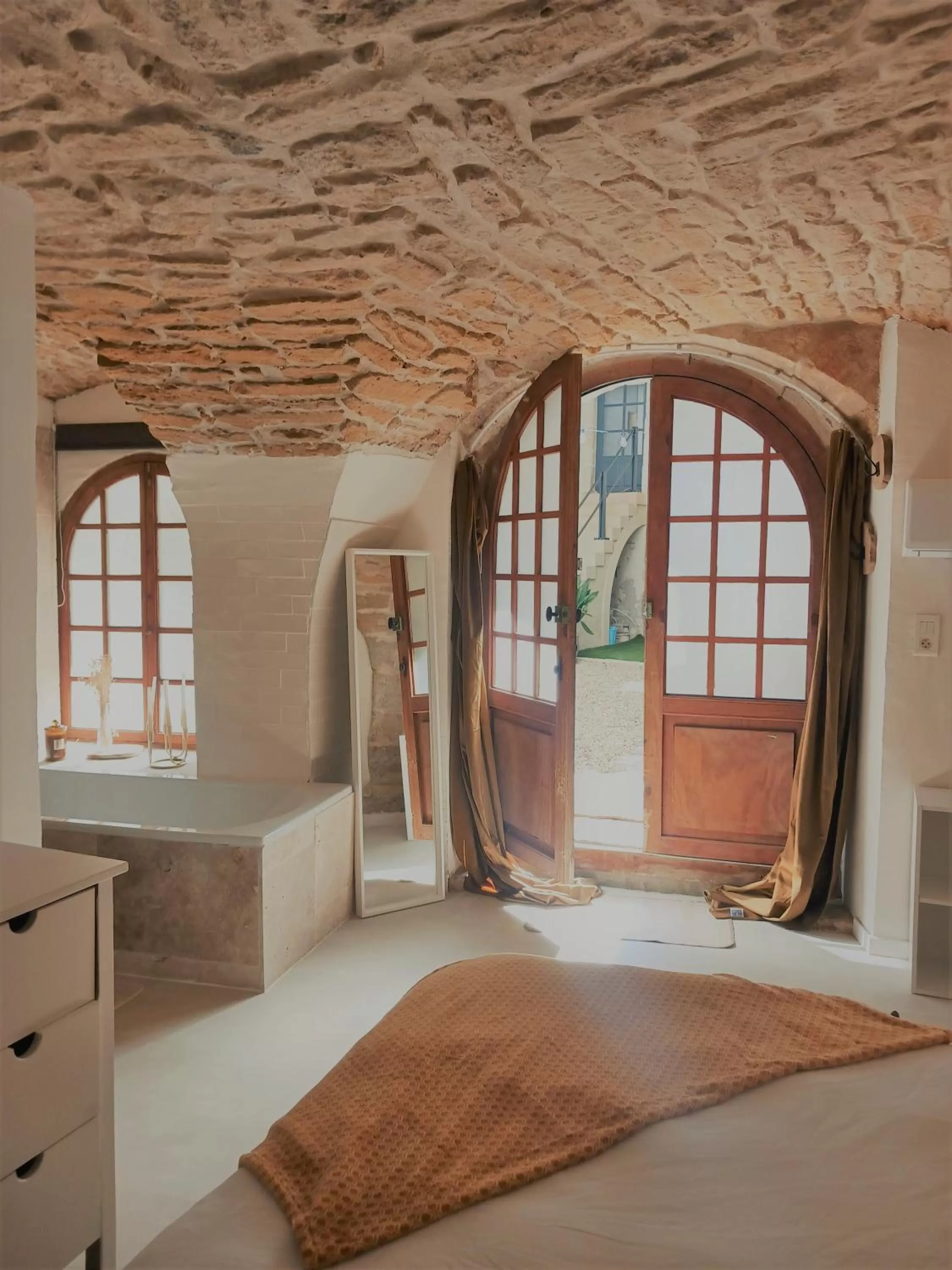 Photo of the whole room, Bed in La Cachette