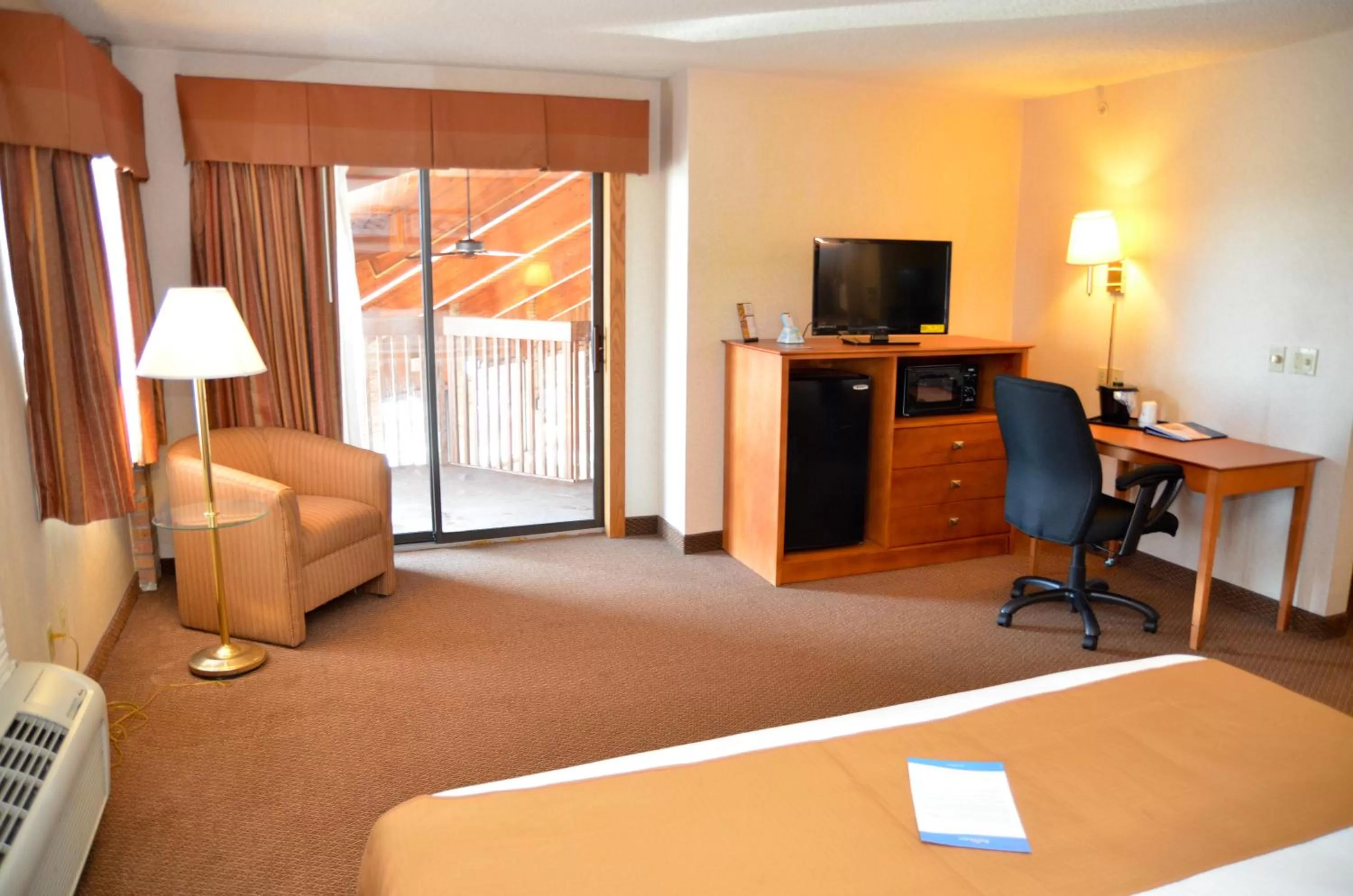 Business facilities, Bed in Baymont by Wyndham Port Huron