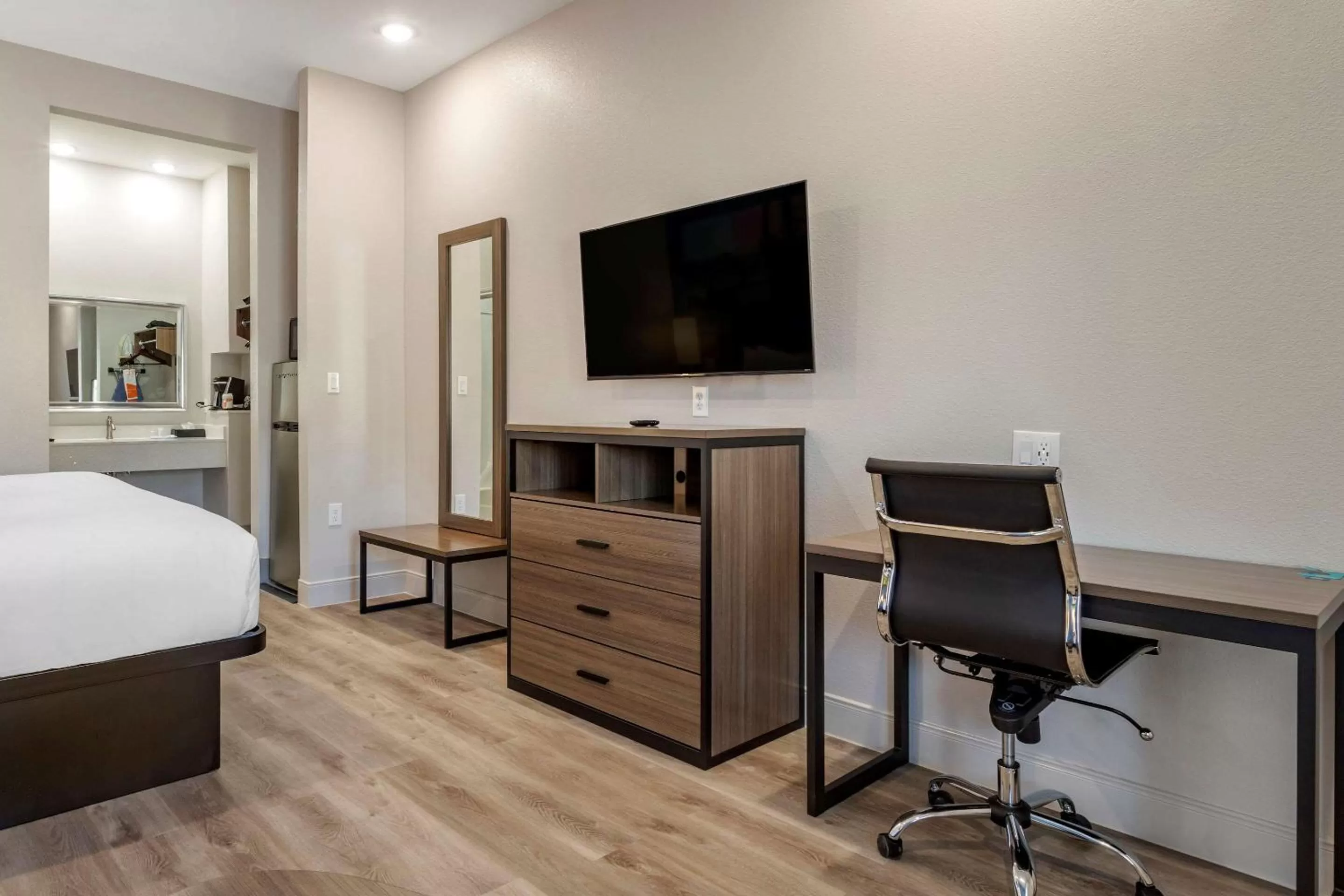 Photo of the whole room, Bed in Clarion Pointe Port Arthur-Beaumont South