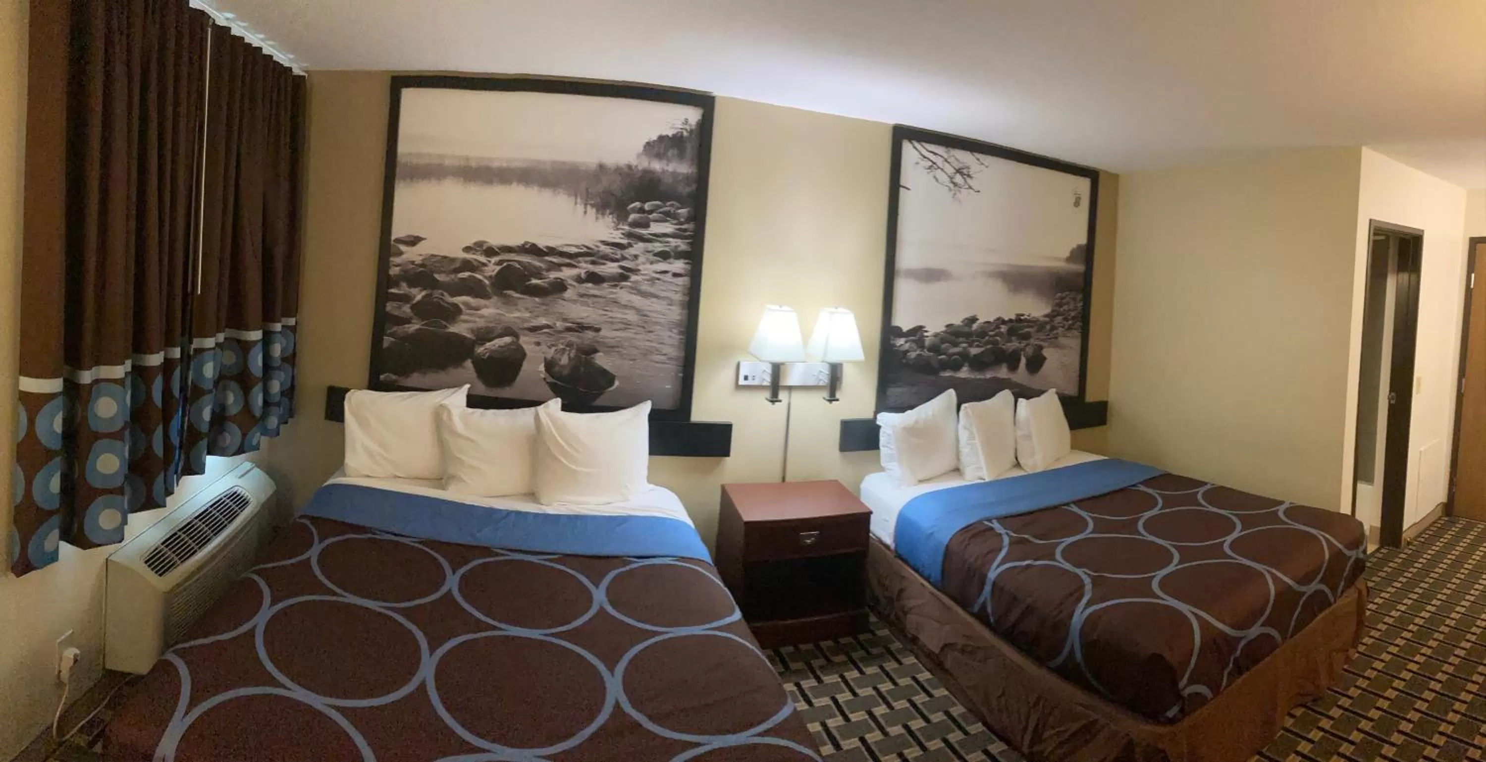 Bed in Super 8 by Wyndham Chisago City