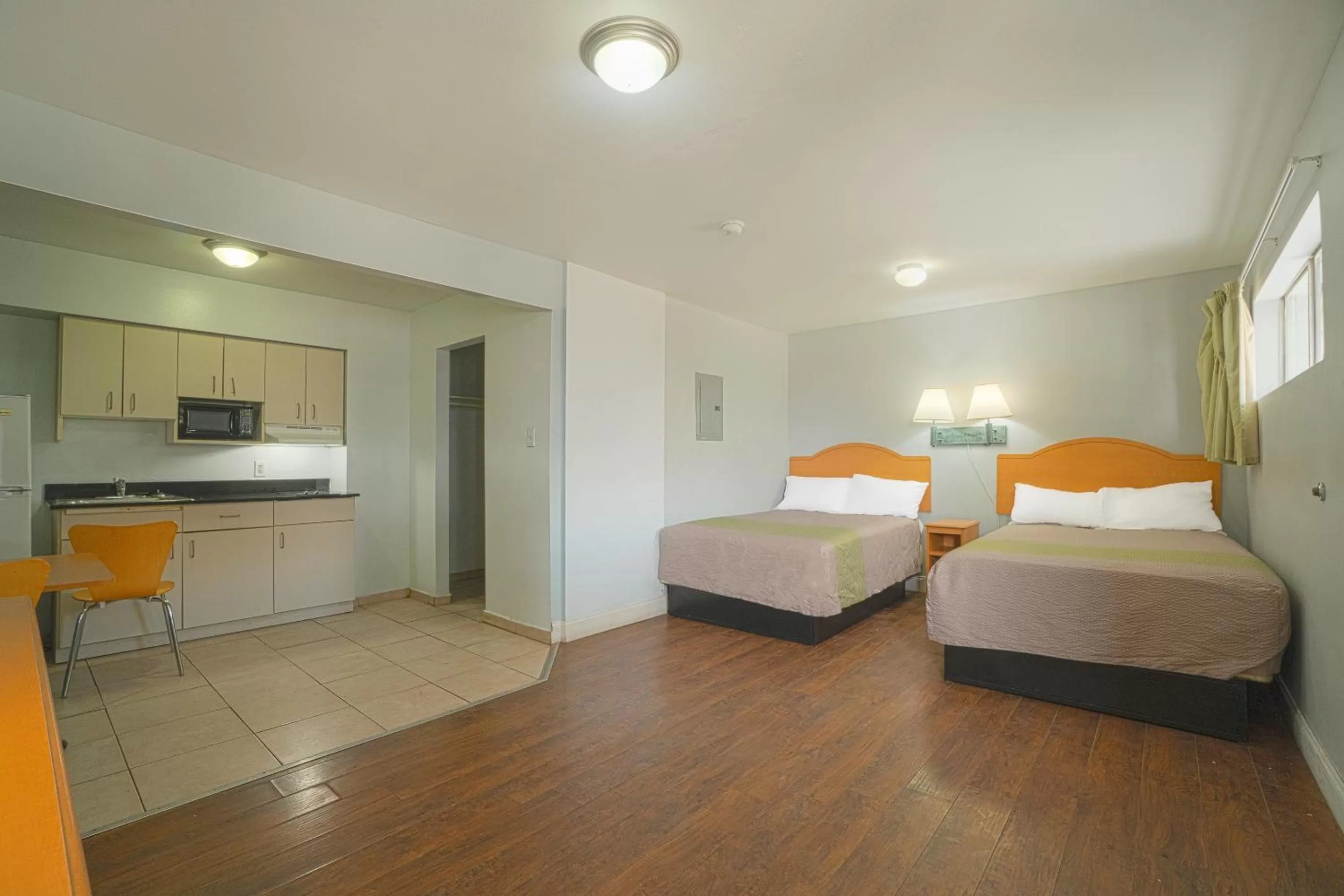 2 Full Bed with kitchenette Non-Smoking in OYO Hotel Midland