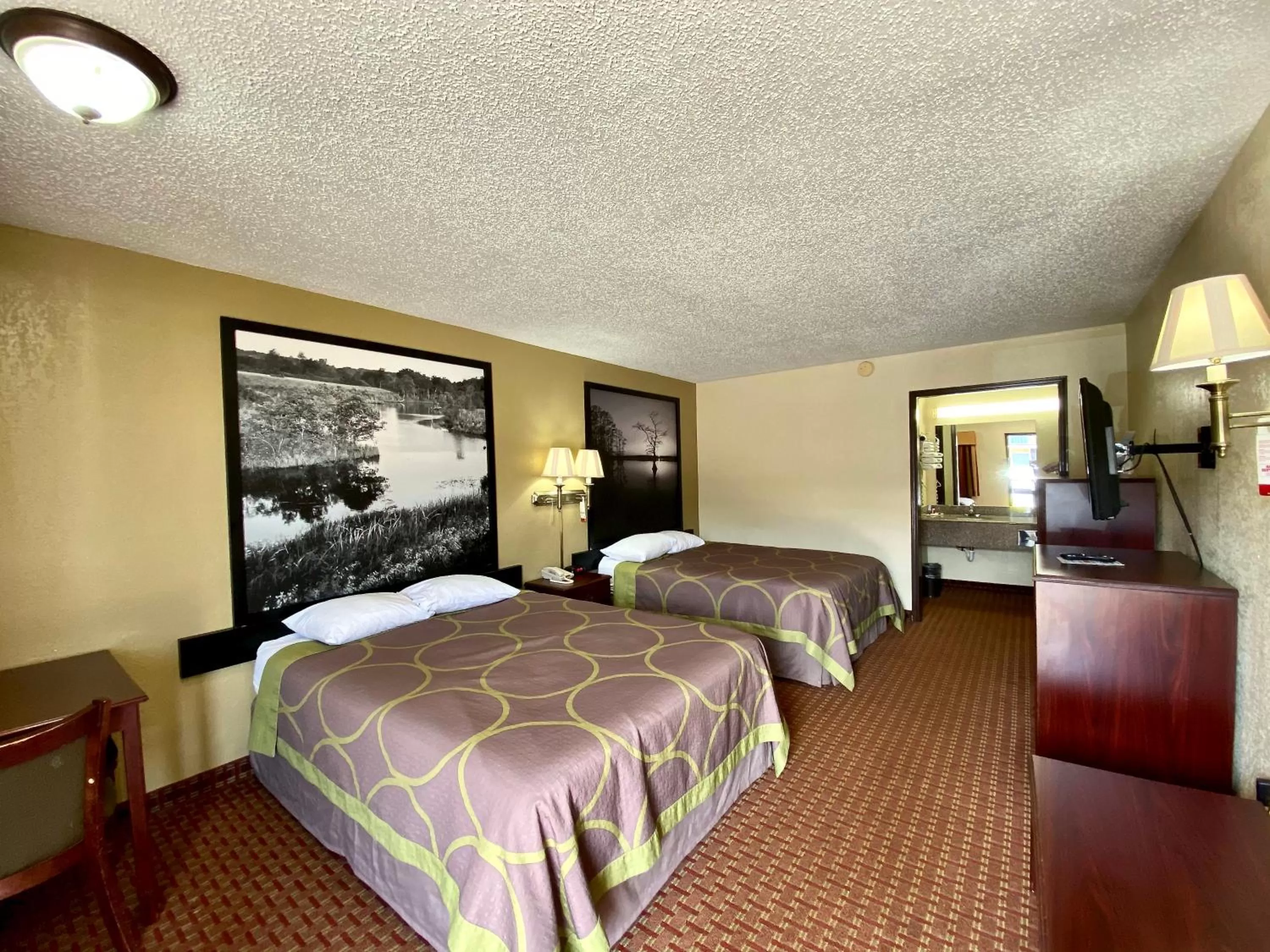 Bedroom, Bed in Super 8 by Wyndham Shawnee