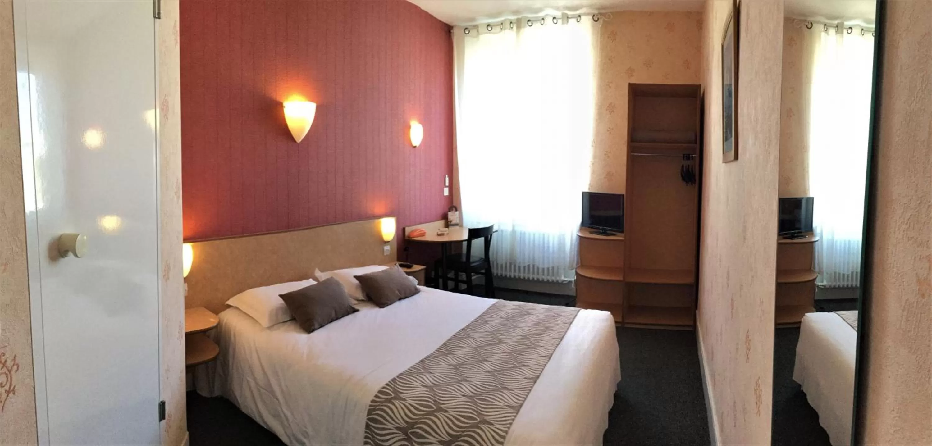 Single Room with double bed and cabin bathroom in Nouvel Hotel