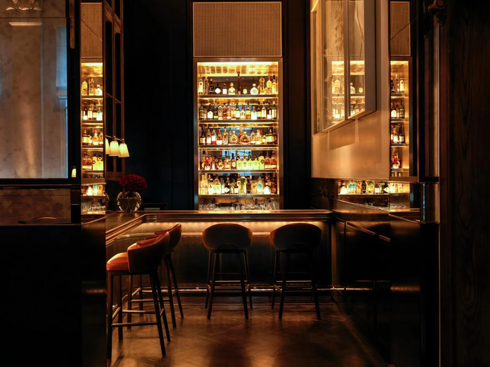 Lounge or bar in Four Seasons Hotel London at Tower Bridge