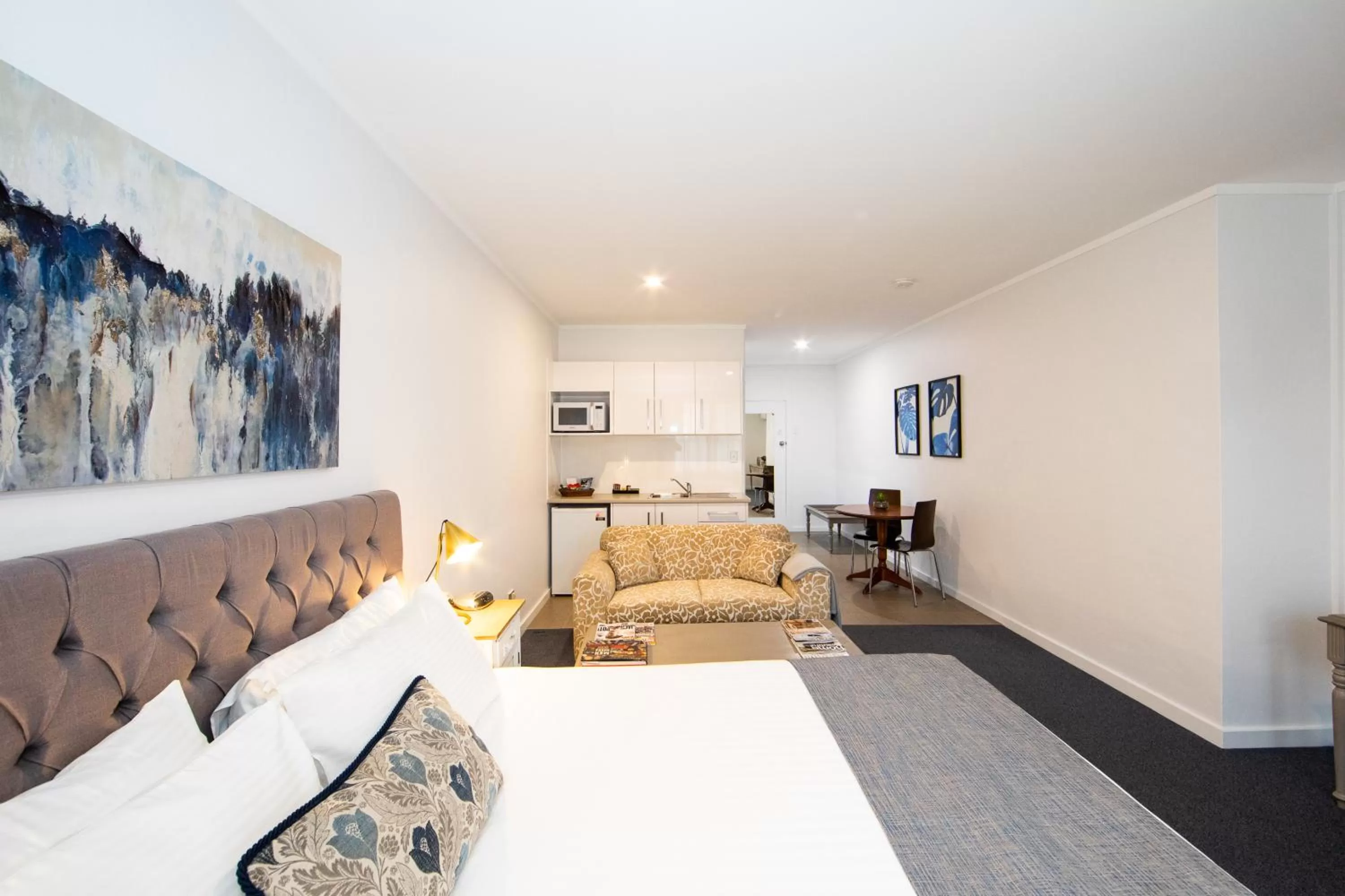 Photo of the whole room, Bed in New England Motor Lodge