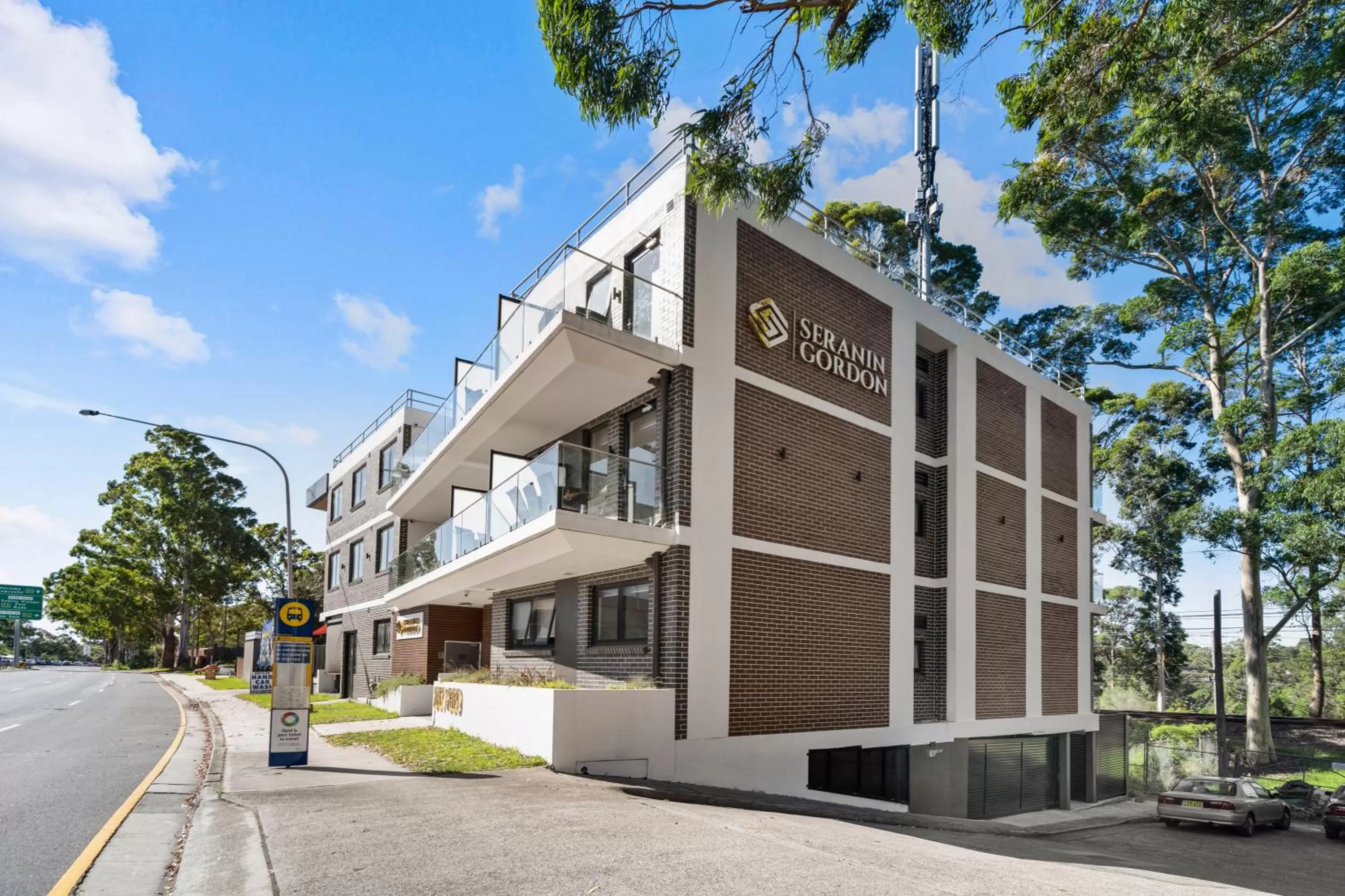 Facade/entrance in Seranin | Gordon