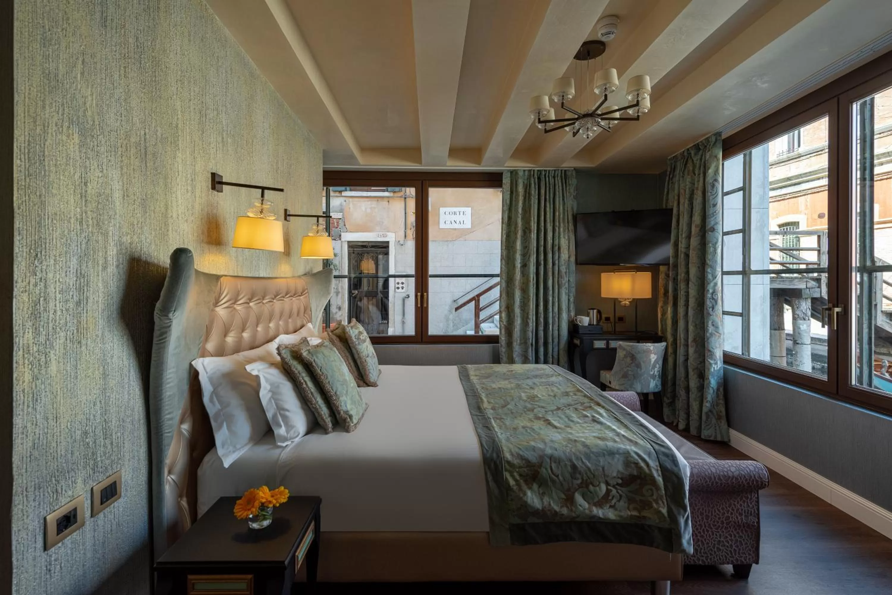 Bed in Palazzo Veneziano - Venice Collection